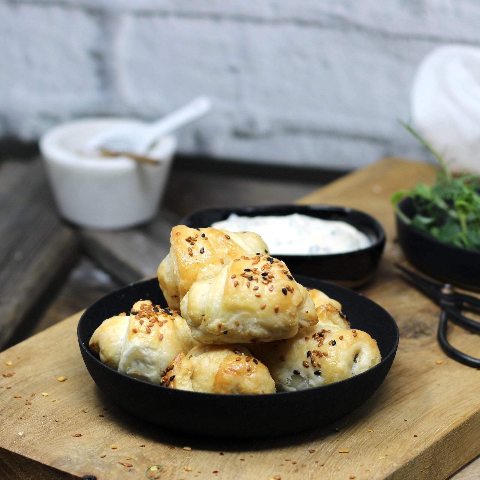 Blätterteig-Röllchen mit Pilzfülle und Kräuter Dip (6 Stück/Box)