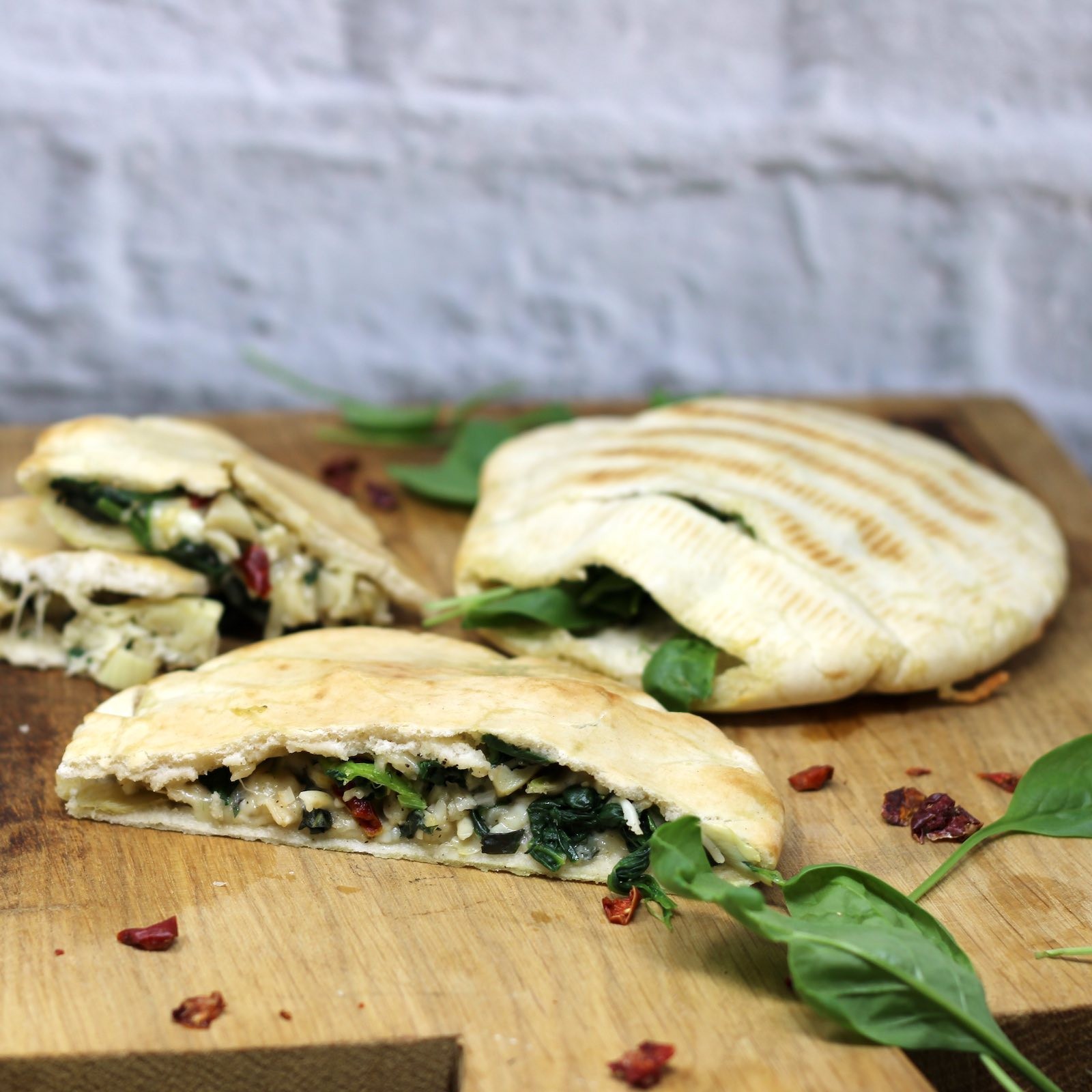 Pita aus dem Ofen mit Spinat, Artischocken und dreierlei Käse gefüllt ...