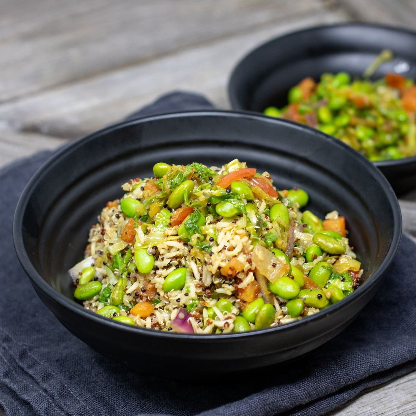Peruanische Quinoa-Reispfanne mit grünem Spargel, frische Kräuter und ...