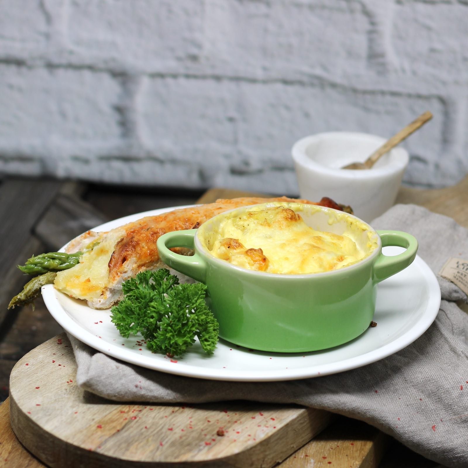 Puten-Schnitzel gefüllt mit grünem Spargel, Schinken und Käse auf ...