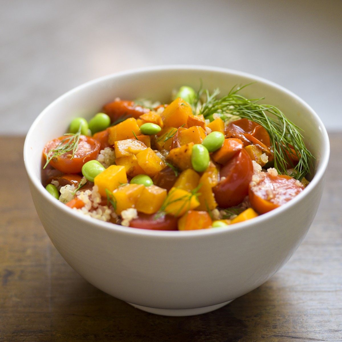 Quinoa-Bowl mit gebratenem Kürbis, Sojabohnen und gegrillten Tomaten