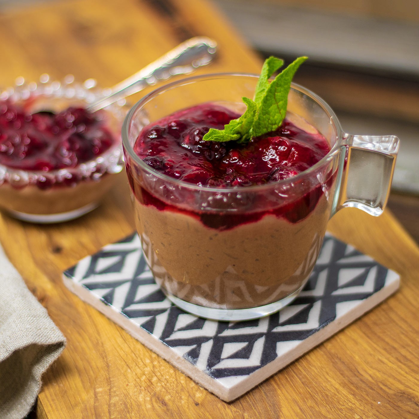 Schokomus mit Waldbeer-Ragout und frischer Minze