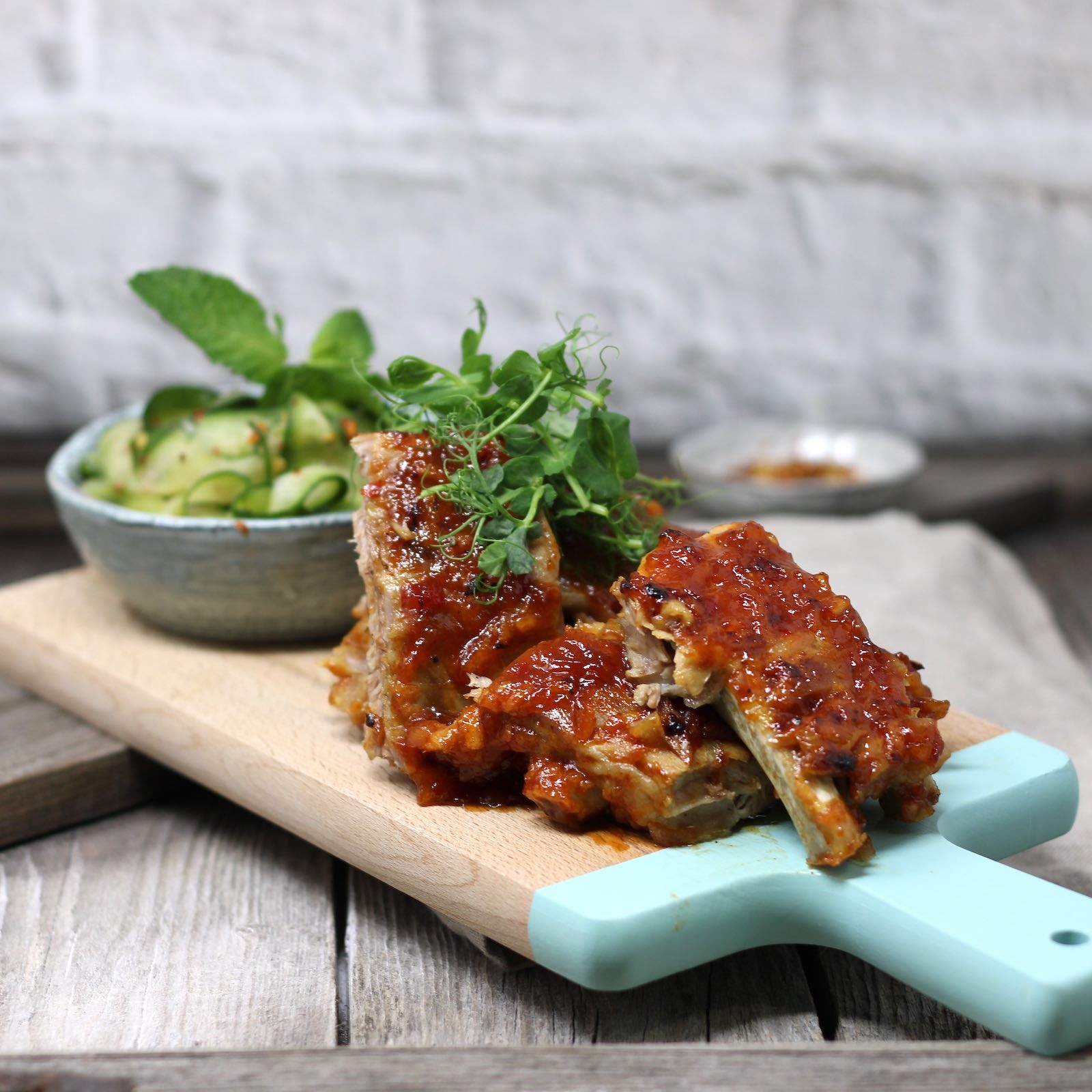 Spare-Ribs mit Honig-Chili-Glasur und Thai-Gurkensalat