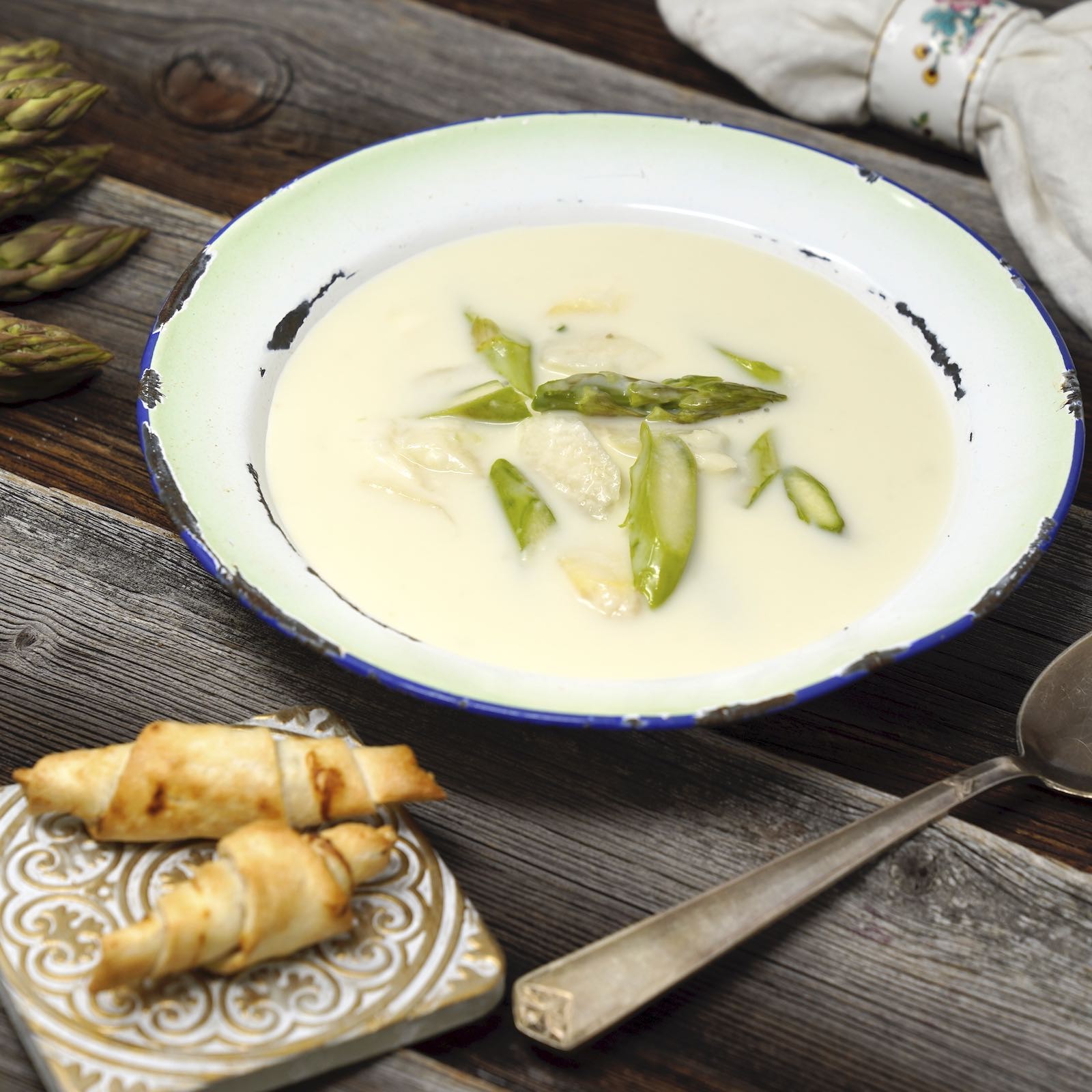 Spargelcremesuppe mit Flammkuchen-Hörnchen