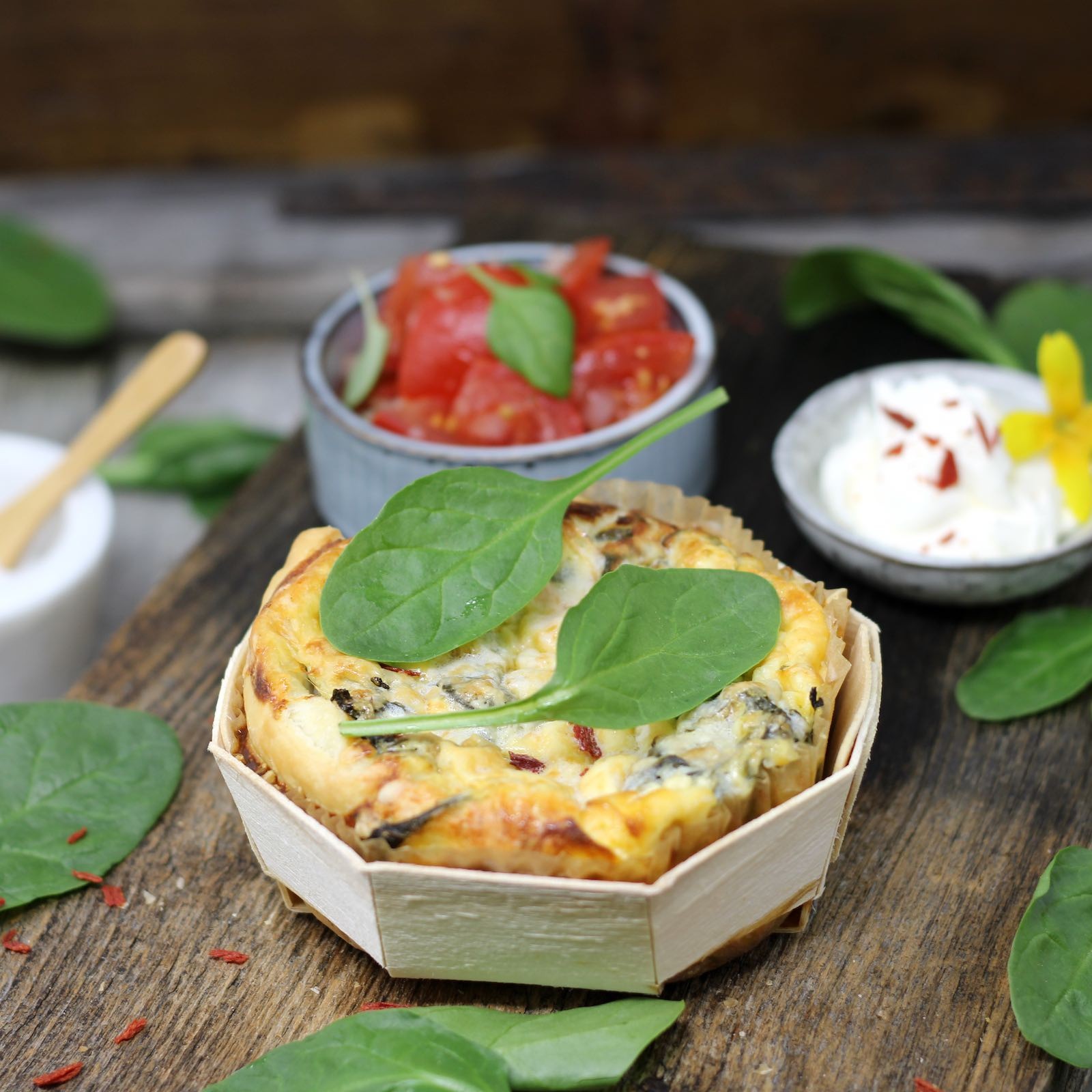 Kürbis-Feta Quiche mit knackigem Eisbergsalat Kürbis-Feta Quiche mit knackigem Eisbergsalat