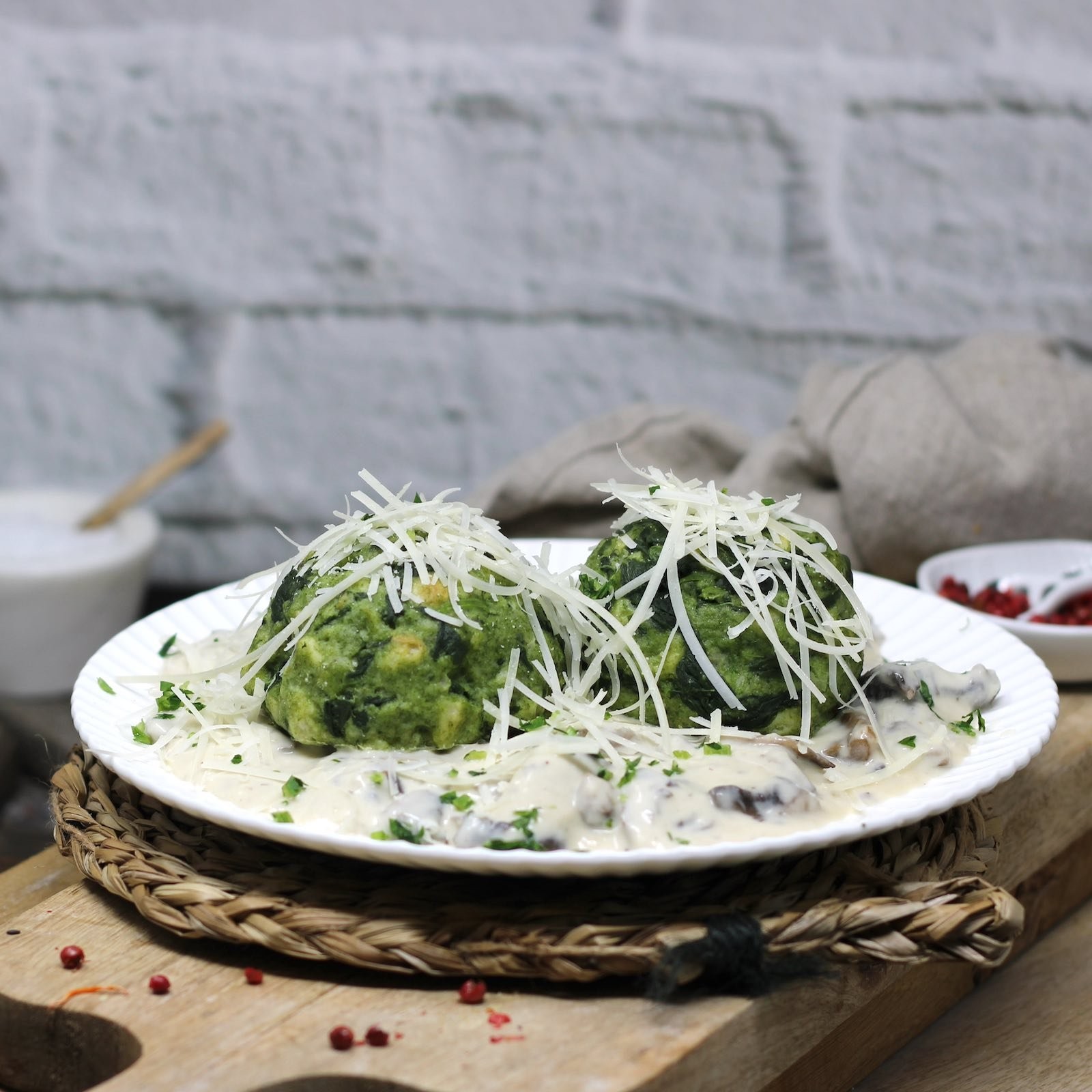 Spinatknödel mit feiner Käsesauce und frischem Parmesan (2 Stück)