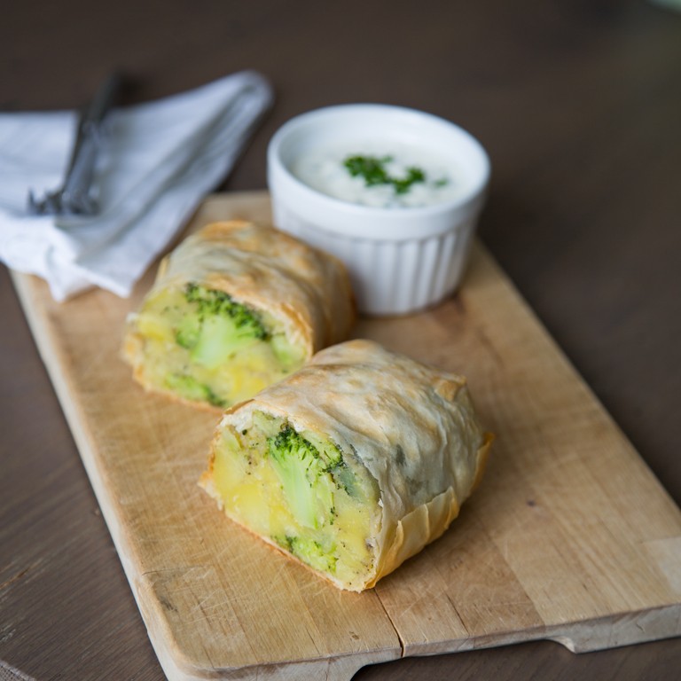 Brokkoli-Kartoffelstrudel mit Joghurt-Schnittlauchdip