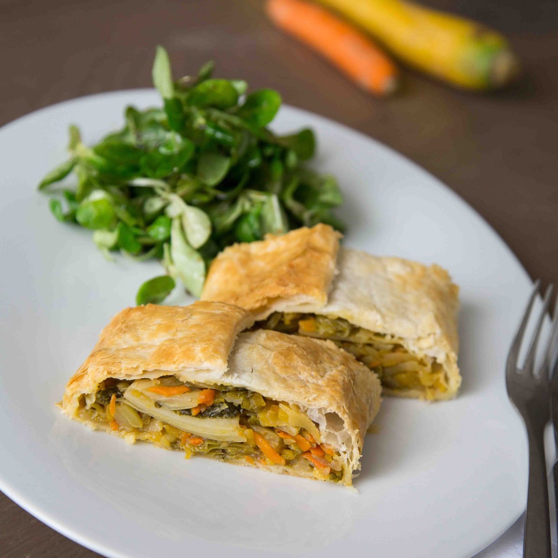 Gemüsestrudel mit frischem Vogerlsalat und Dip