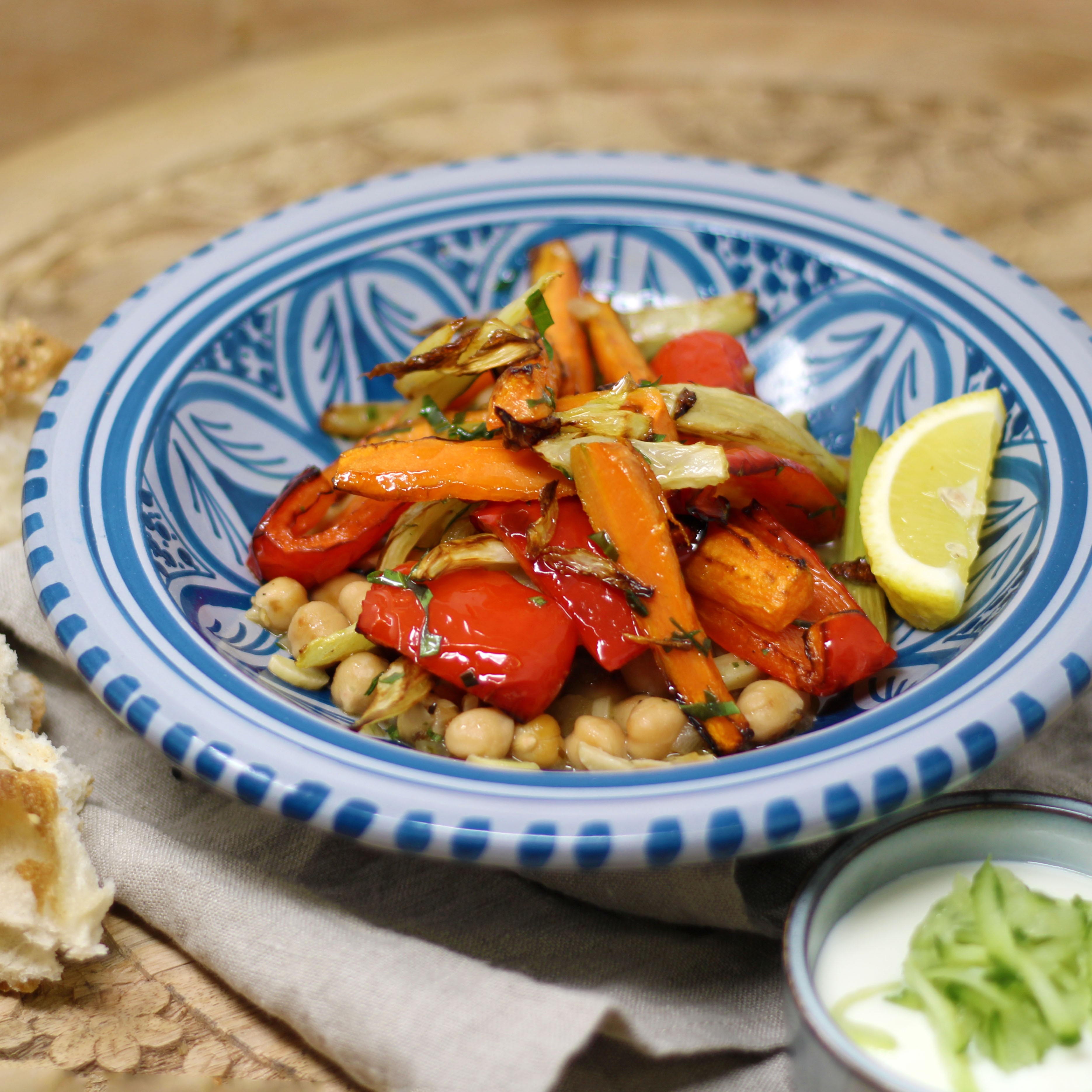 Gemüse-Tajine mit Fladenbrot und Joghurt-Gurken-Dip