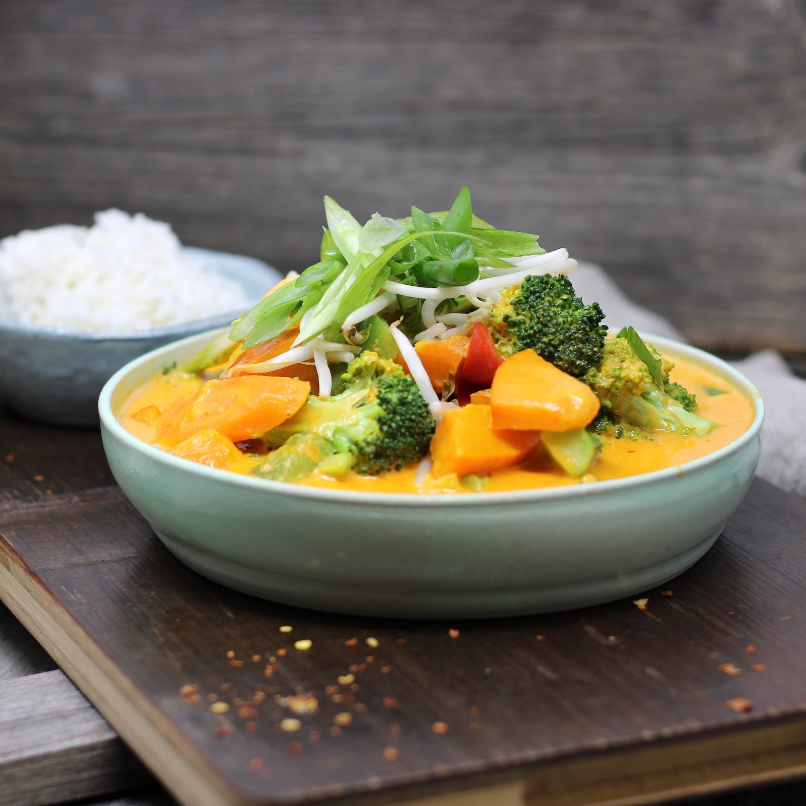 Rotes Thai-Curry mit buntem Paprika, Kürbis, Karotten, Brokkoli und ...