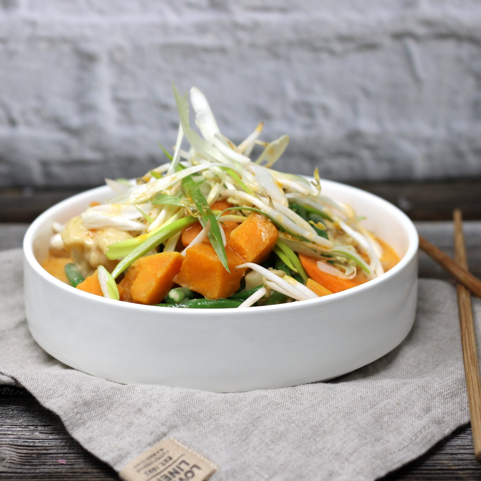 Rotes Thai Curry mit buntem Gemüse und Basmatireis