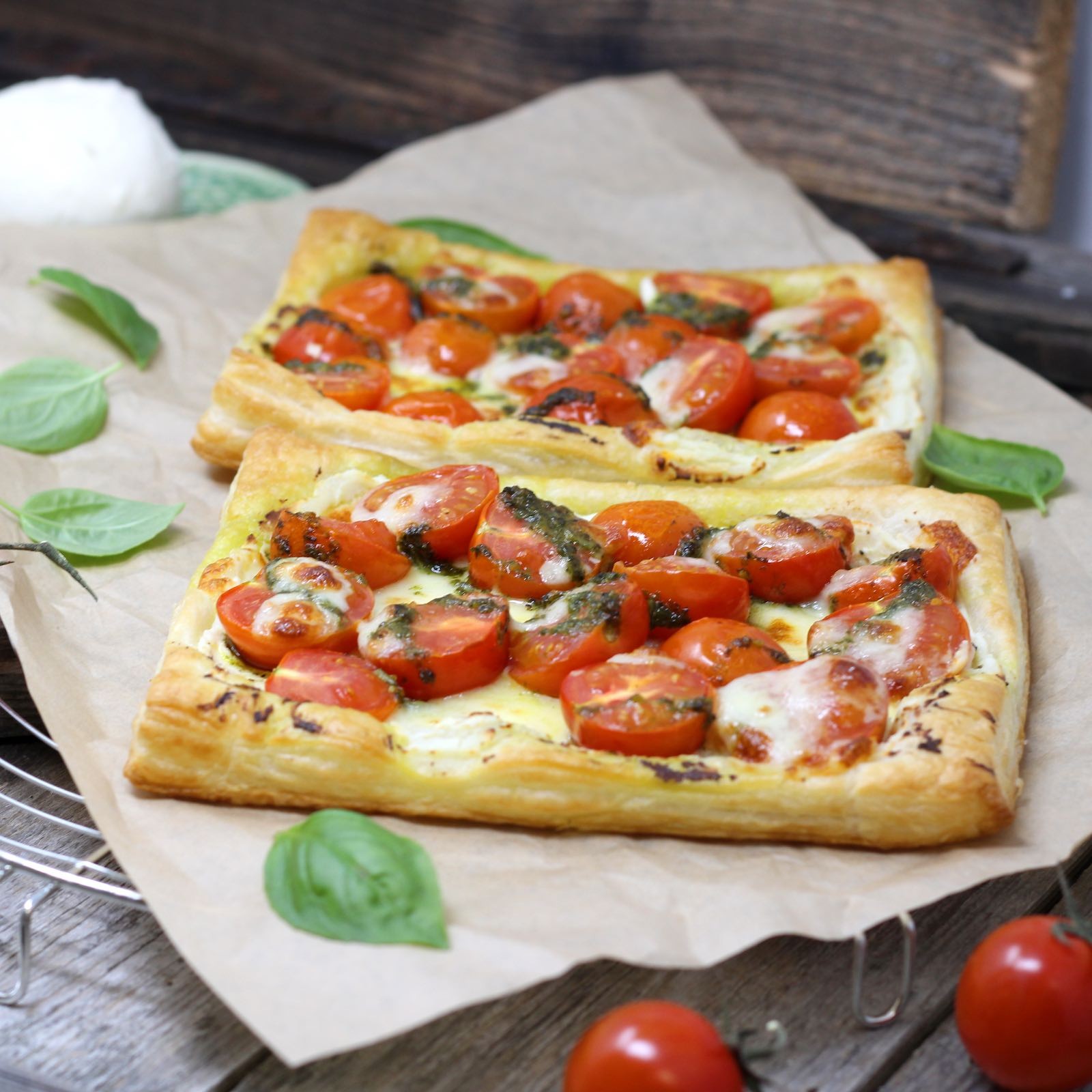 Tomaten-Tarte mit Cherry-Tomaten, Mozzarella, Basilikum und Eisbergsalat