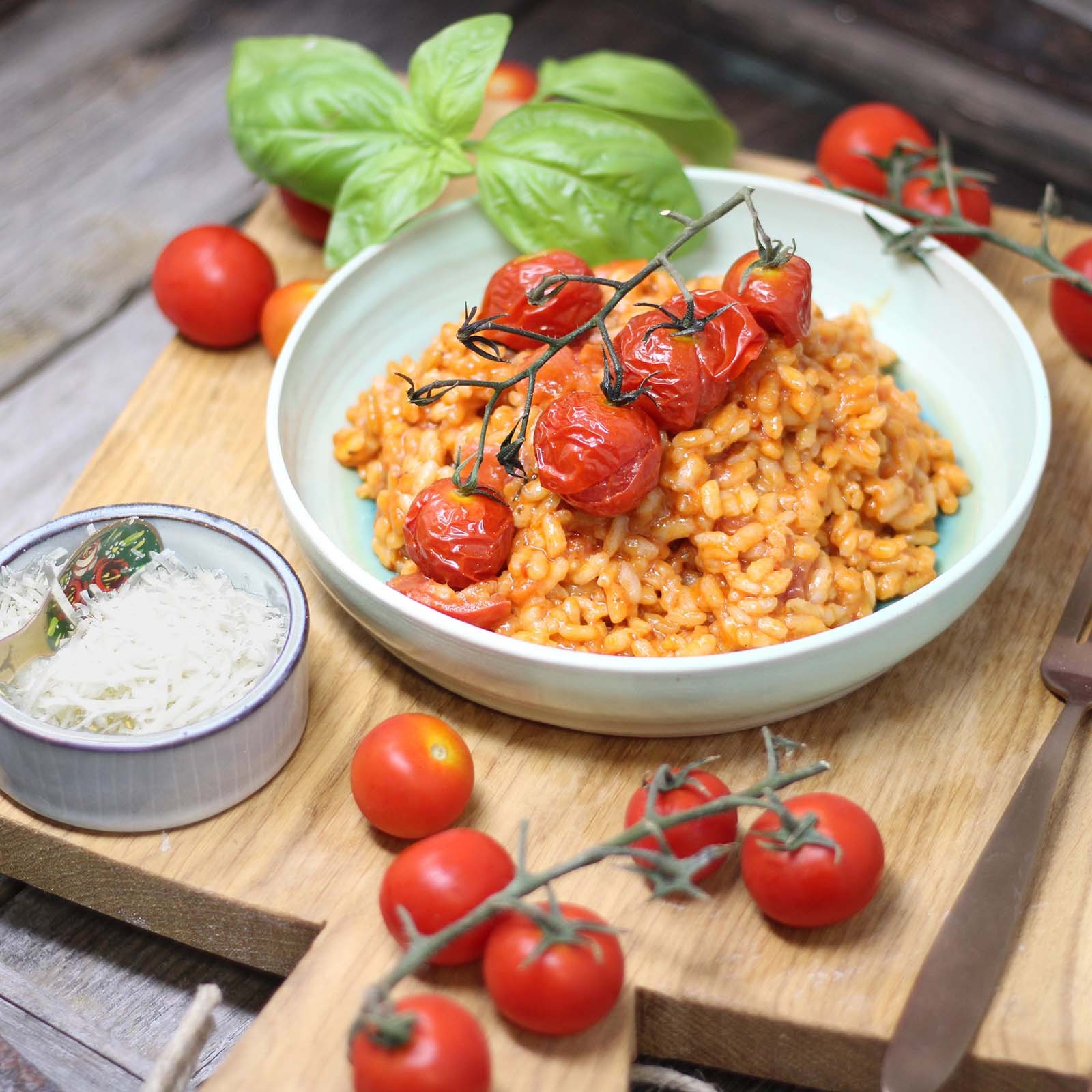 Tomatenrisotto mit gebratenen Cocktailtomaten und frischem Parmesan