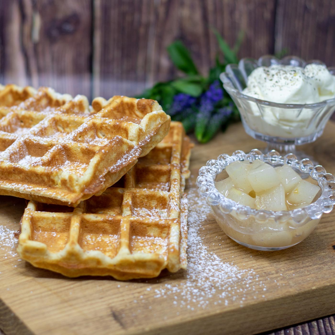 Nuss-Waffel mit Birnenkompott und Vanilleschaum