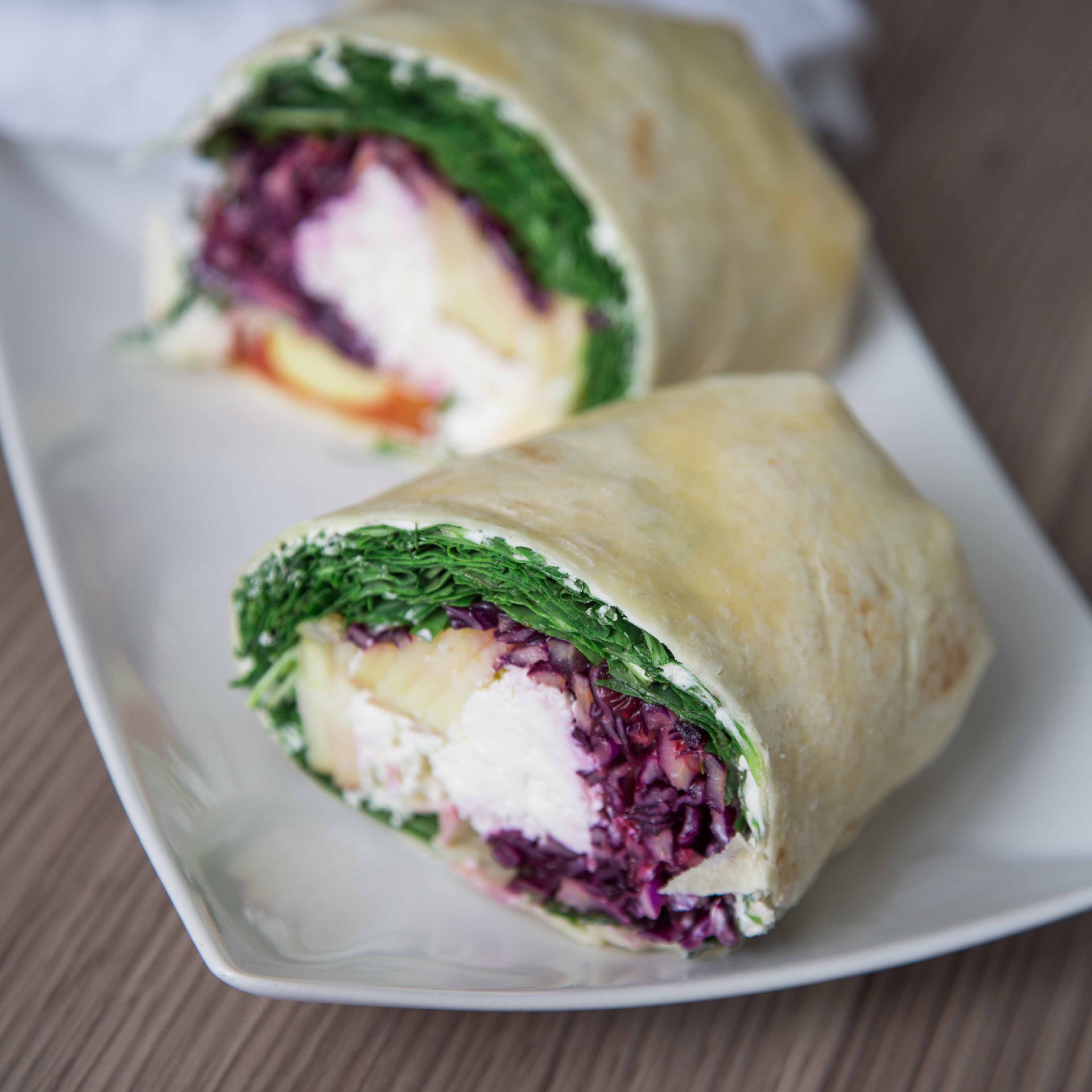 Wrap mit knackigem Rotkraut, Preiselbeeren, Apfelchutney, frischen ...