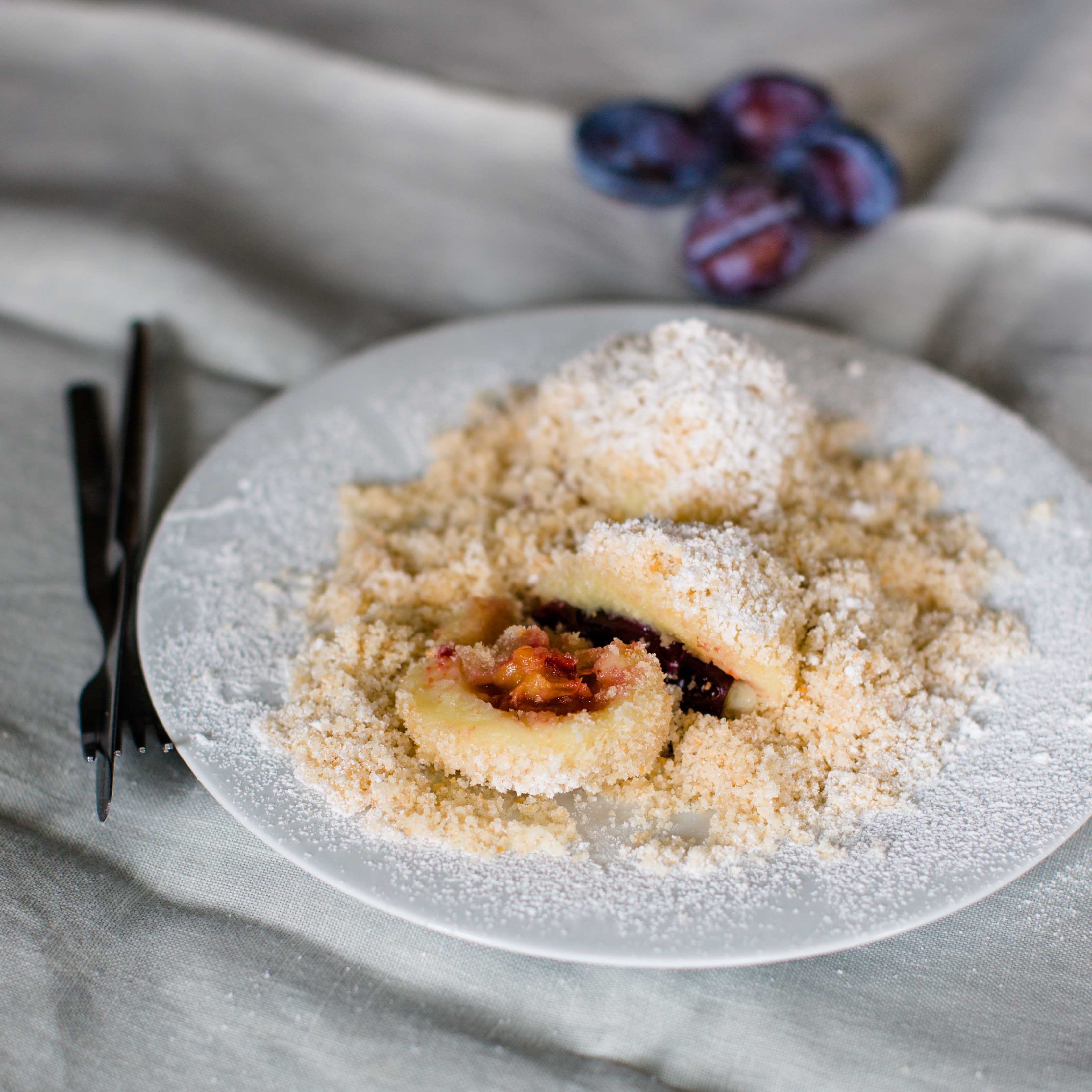 Zwetschgen-Topfenknödel mit Nuss-Brösel