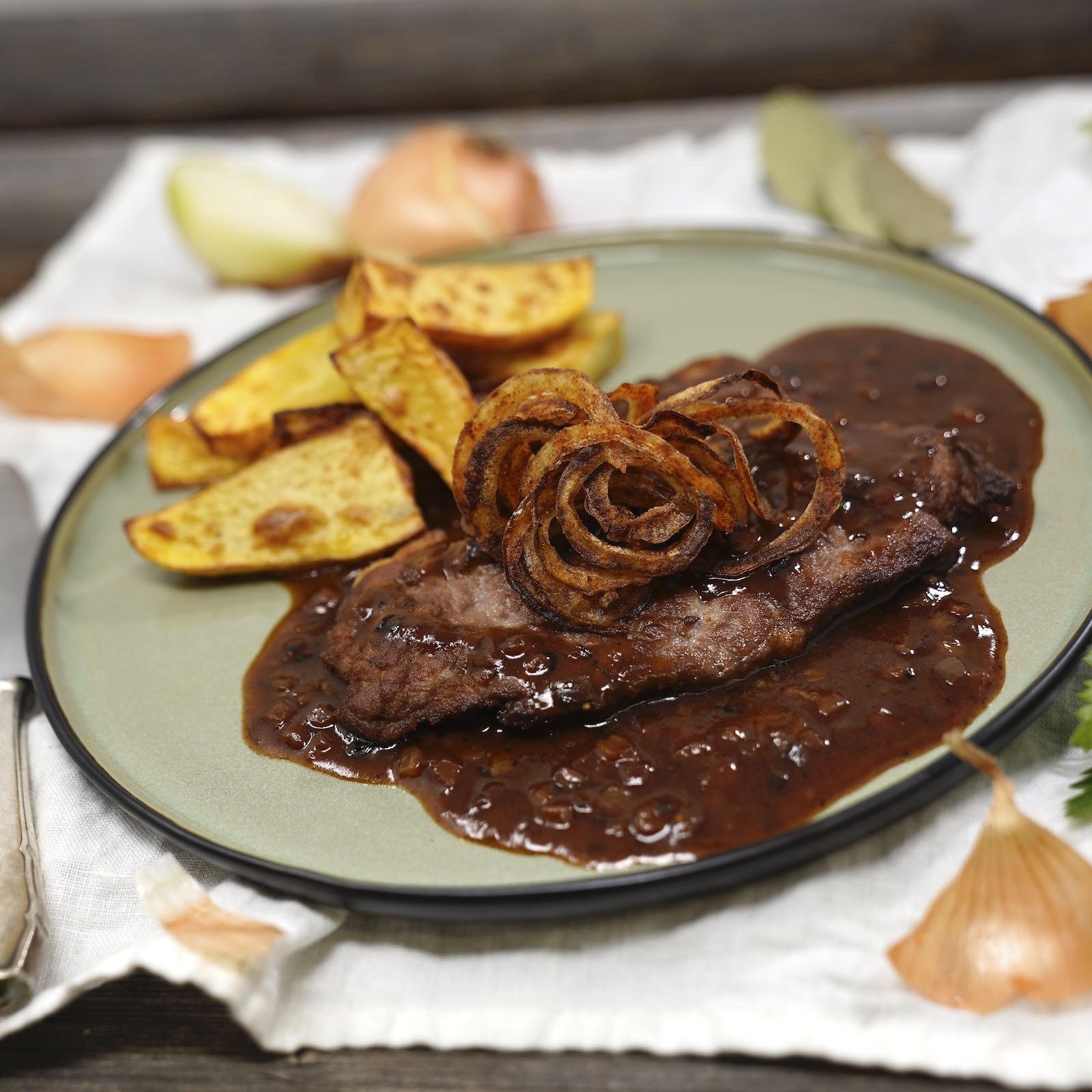 Zwiebelrostbraten mit Bratkartoffel