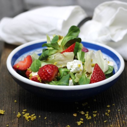 Blattsalat mit Feta, frischen Erdbeeren und gehackten Pistazien