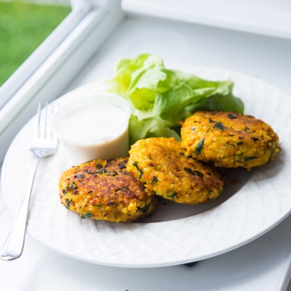 Kürbis-Bulgur-Laibchen mit Schnittlauch-Dip und Eisbergsalat