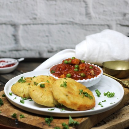 Griechische Kartoffel-Laibchen gefüllt mit Feta auf Zucchini-Erbsen-Ragout