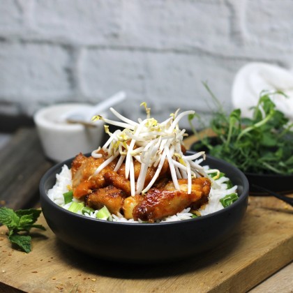Korean Chicken mit Basmatireis, roasted Brokkoli und weißem Sesam