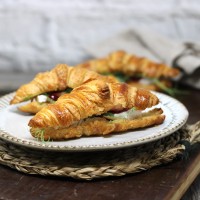 Mini-Croissants mit Camembert und Preiselbeer-Chutney 