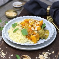 Persisches Hühnchen mit getrockneten Marillen und Couscous