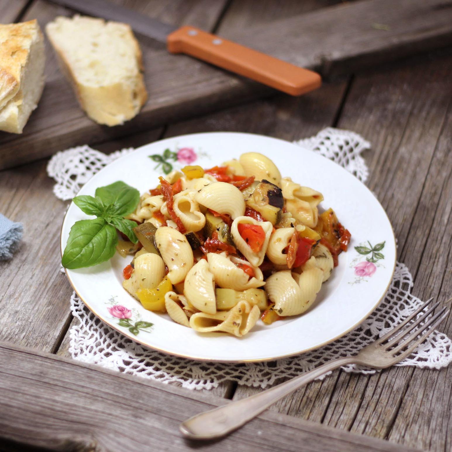 Pasta-Salat mit Minimozzarella und getrockneten Tomaten