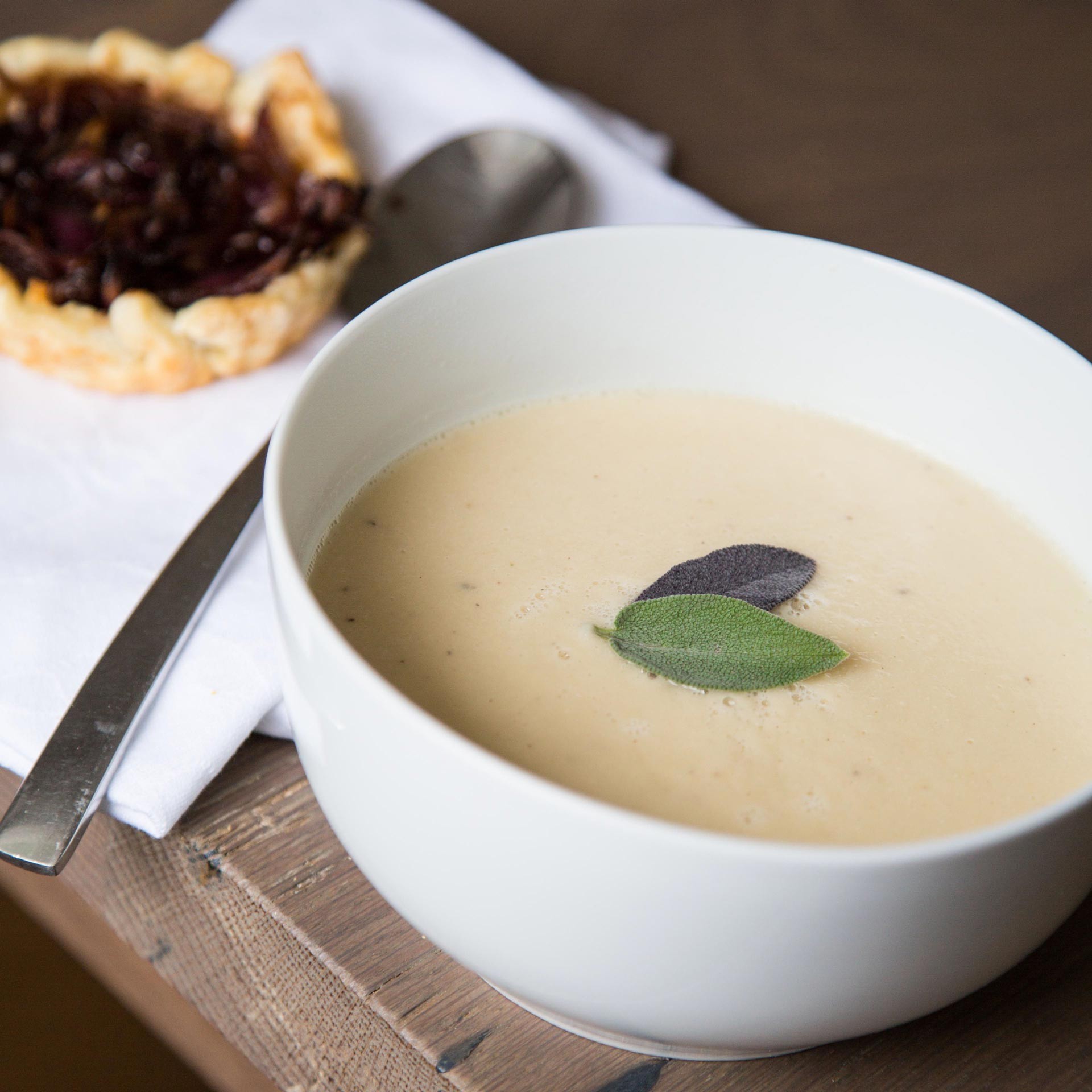 Apfel-Sellerie Suppe mit Kräuterbrösel und Apfelchips Apfel-Sellerie Suppe mit Kräuterbrösel und Apfelchips