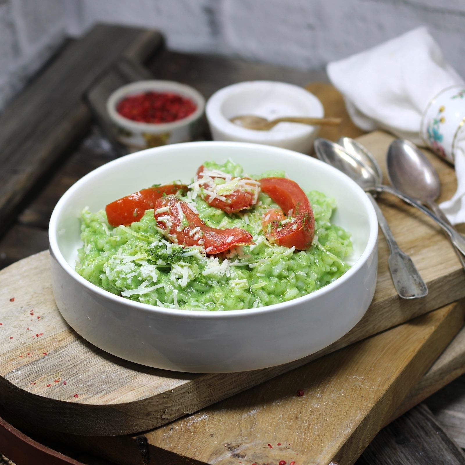 Basilikum-Risotto mit geschmorten Strauchtomaten und frischem Parmesan