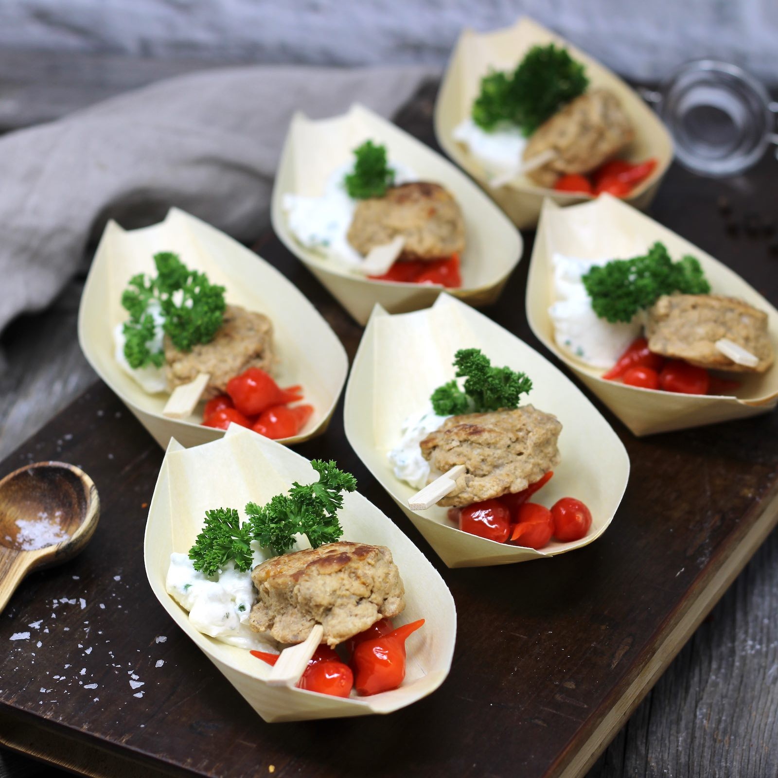 Mini Bifteki (Rind &amp; Feta) mit Kräuter-Dip (12 Stk.)