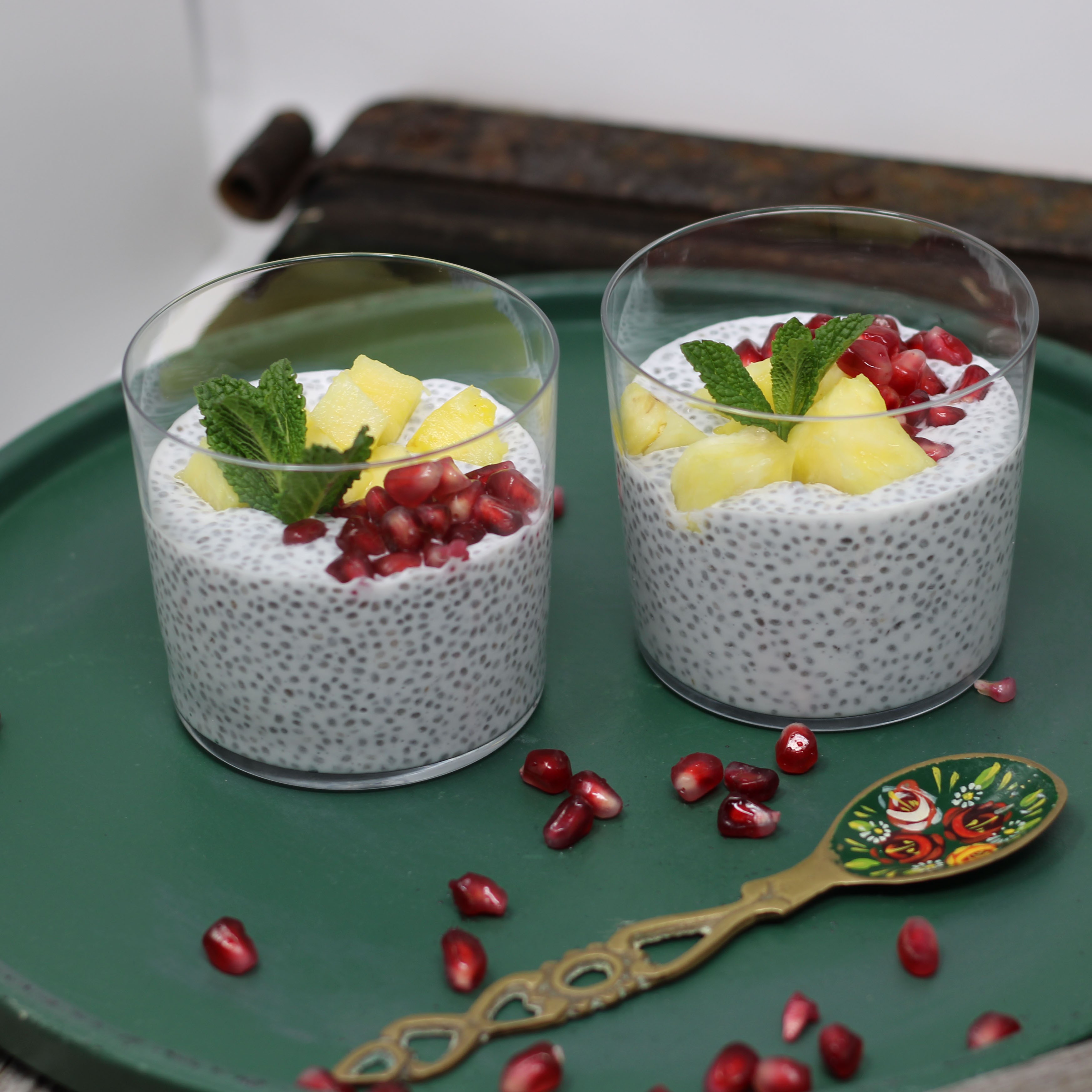 Chia-Pudding mit frischer Ananas, Granatapfelkernen und Minze