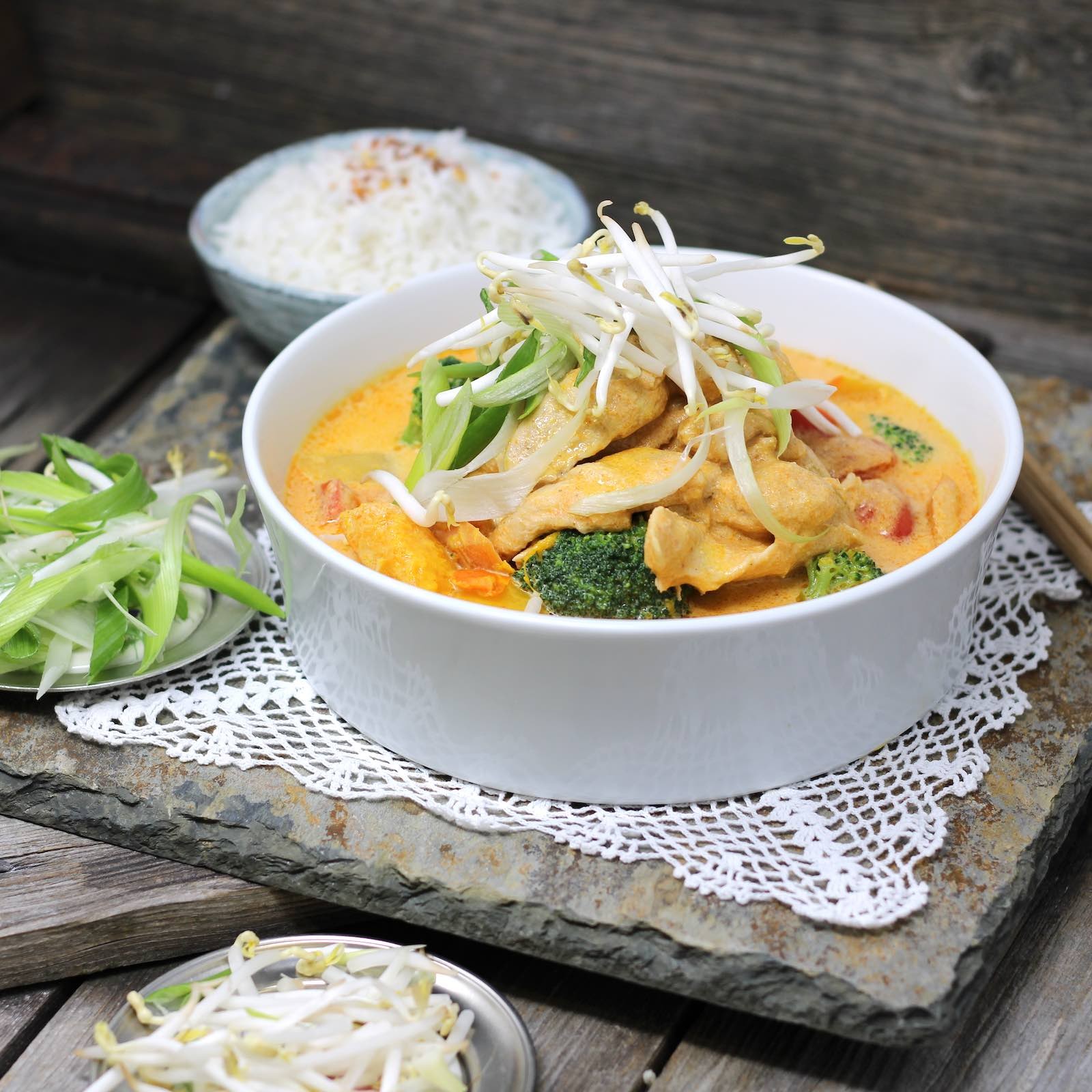 Chicken-Thai-Curry mit Paprika, Karotten, Brokkoli, Kürbis und Basmatireis