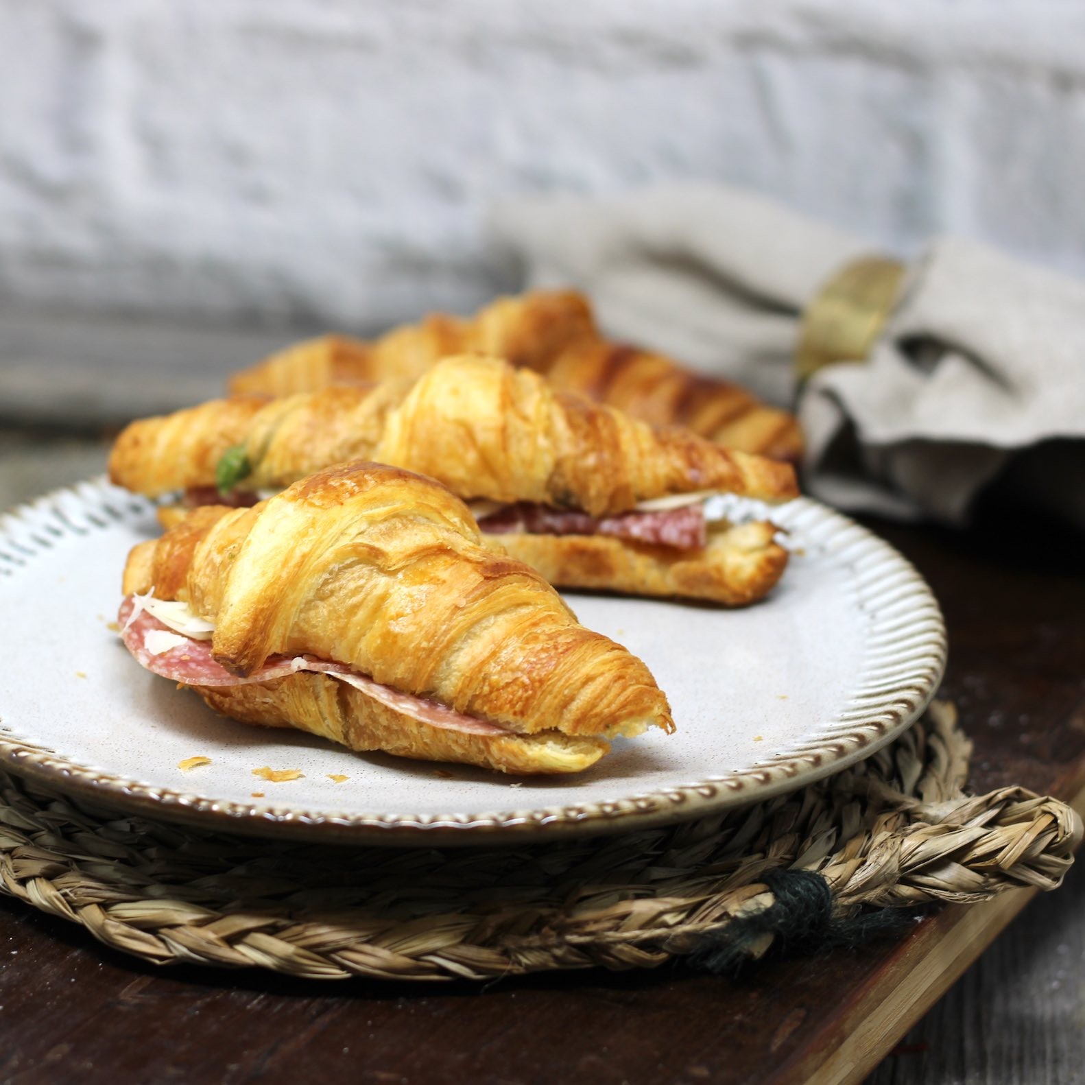 Mini-Croissants mit italienischer Salami, Parmesan und Basilikumpesto ...