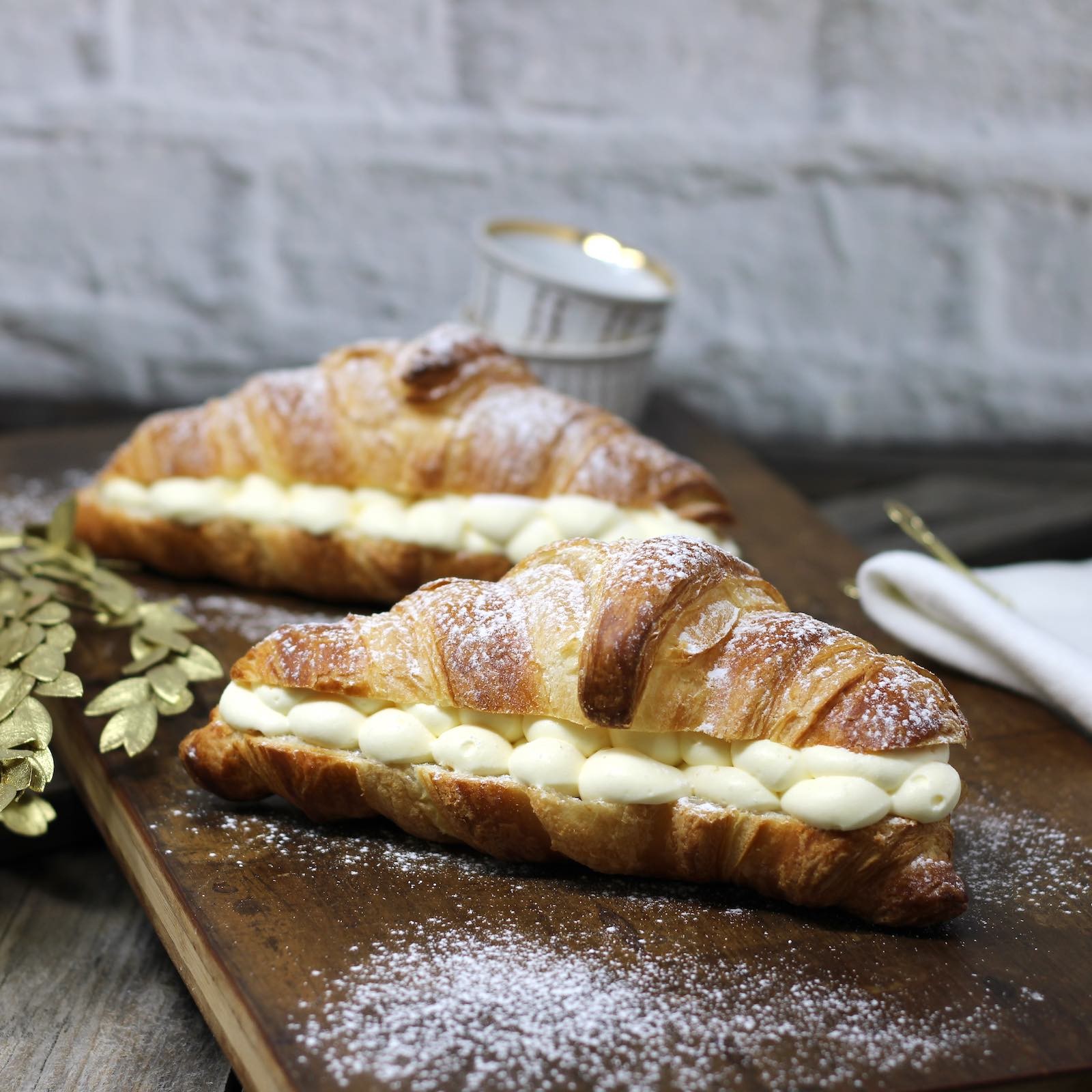 Croissant gefüllt mit feiner Vanillecreme