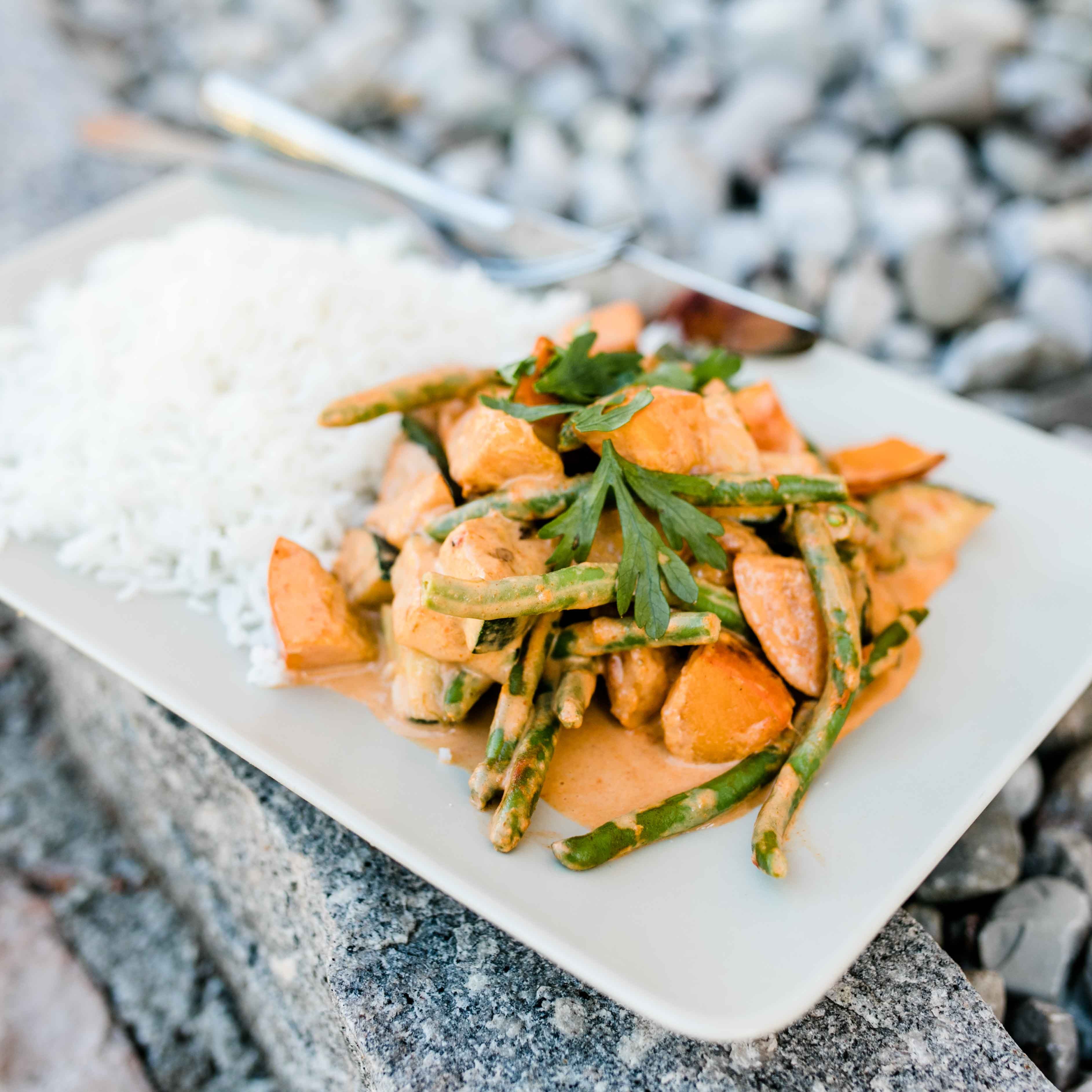 Rotes-Thai Curry mit Kürbis, Karotten, Brokkoli und buntem Paprika dazu ...