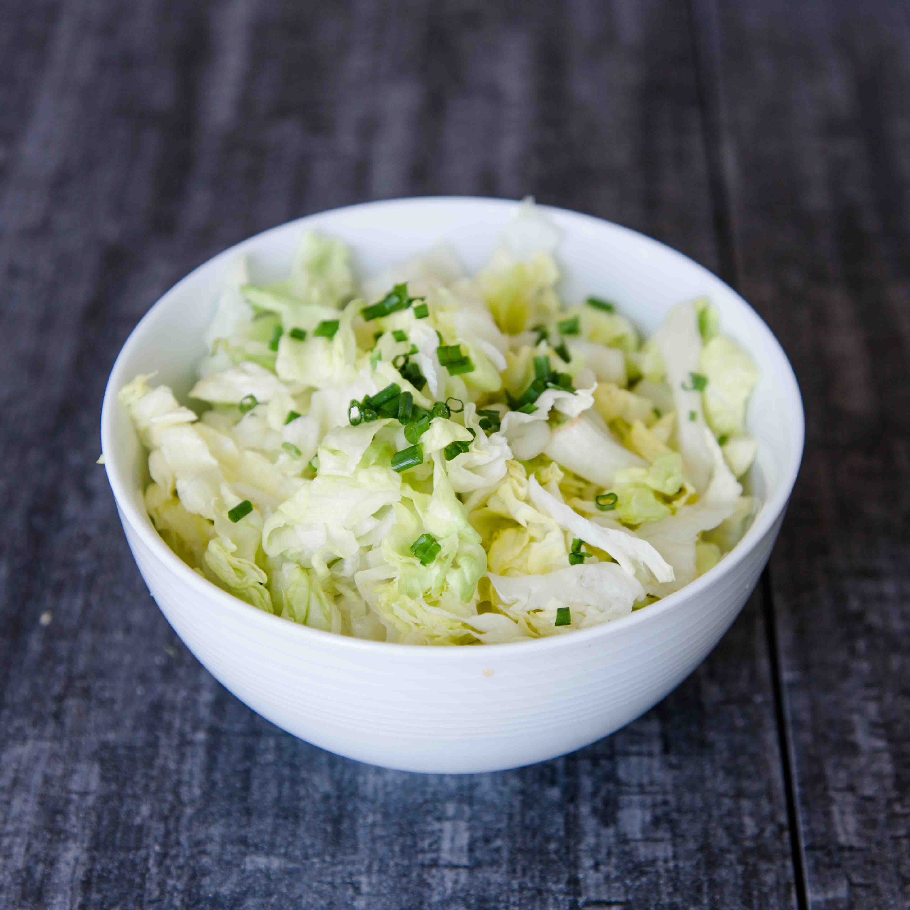 Knackiger Eisbergsalat mit Rucola und Honig-Senfdressing