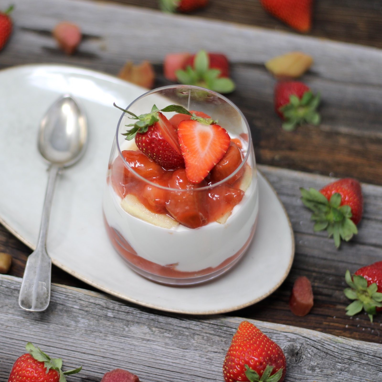 Joghurt-Topfen-Creme mit Erdbeer-Rhabarber Ragout