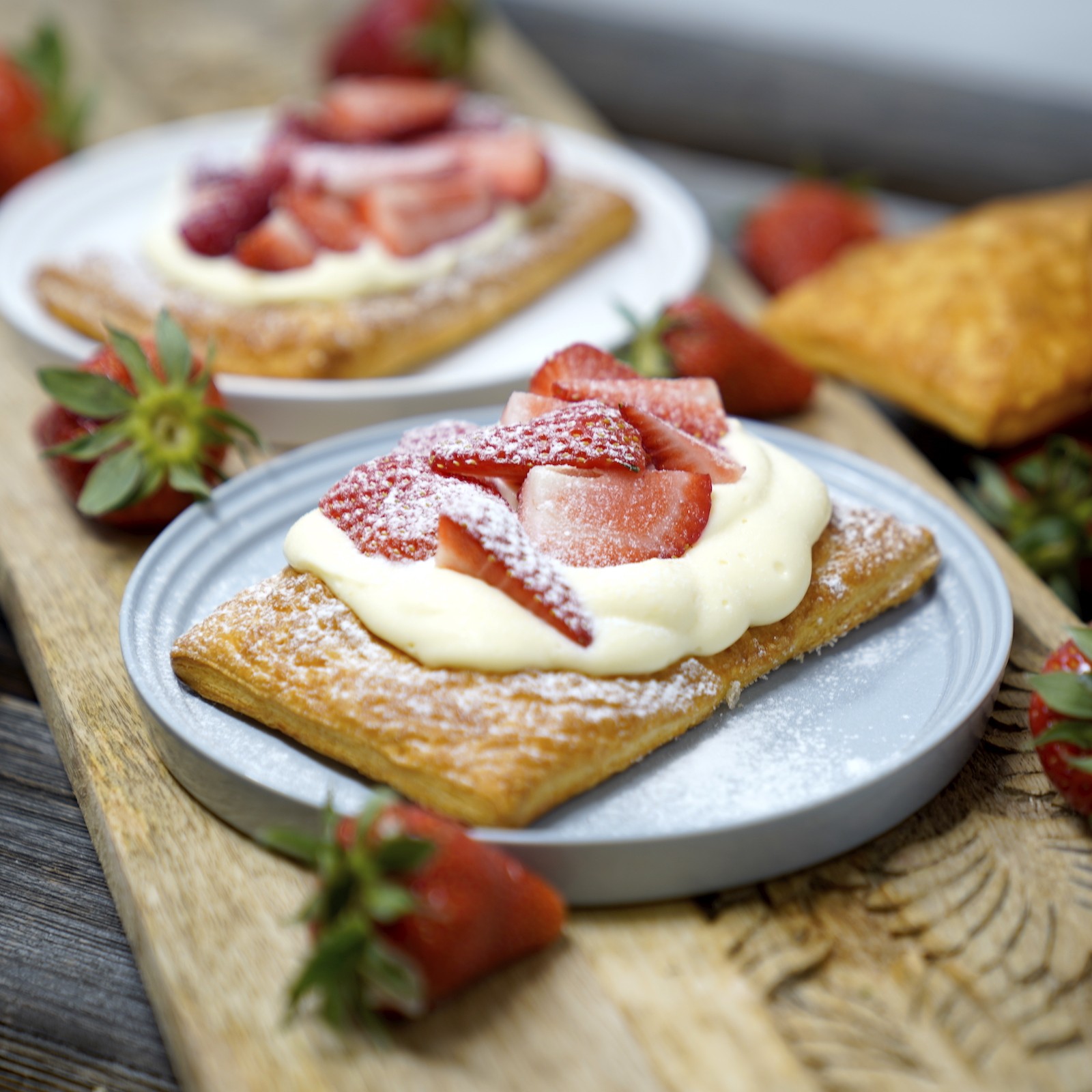 Plunder mit Vanillecreme und frischen Erdbeeren
