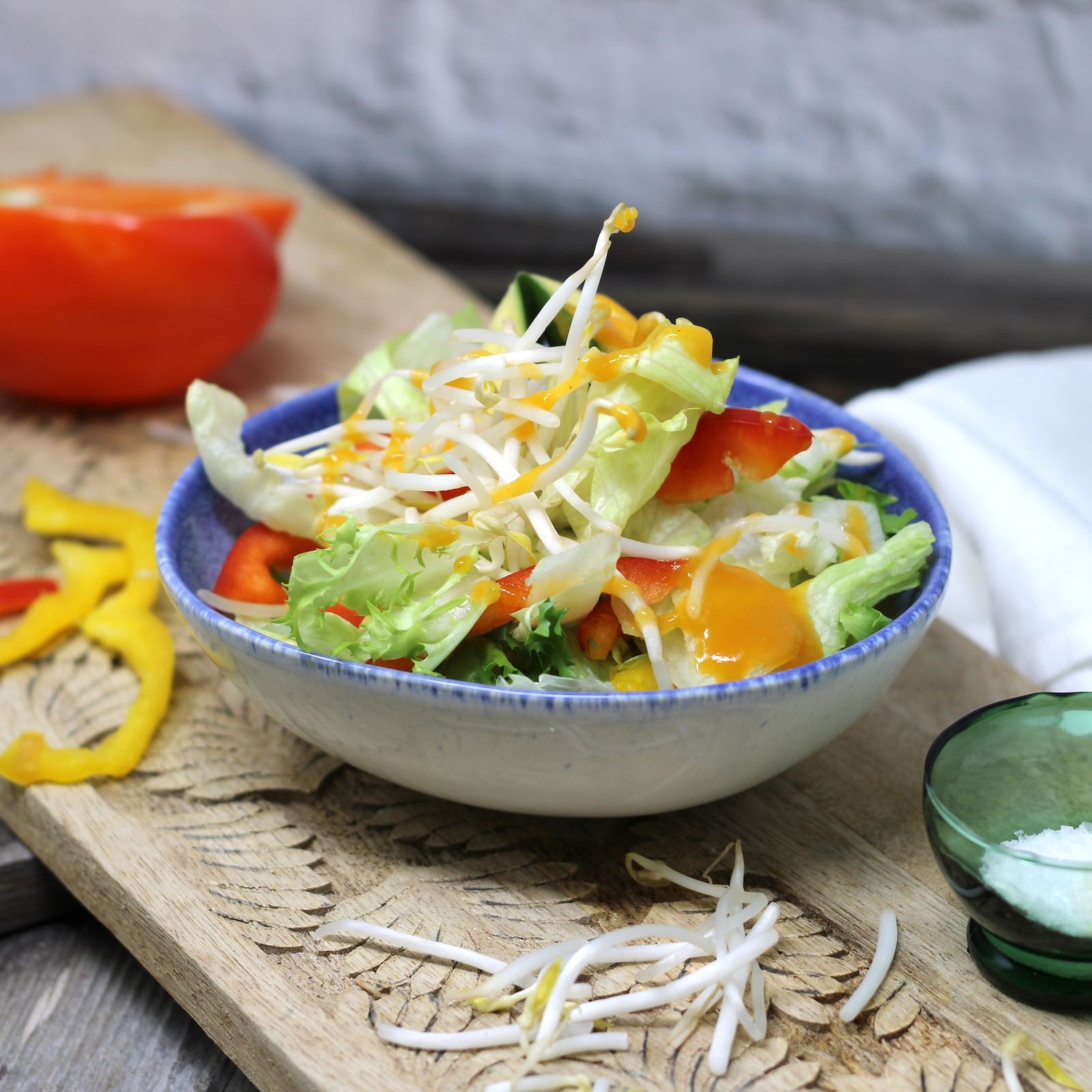 Fitness Salat mit knackigem Paprika und Honig-Senf-Dressing