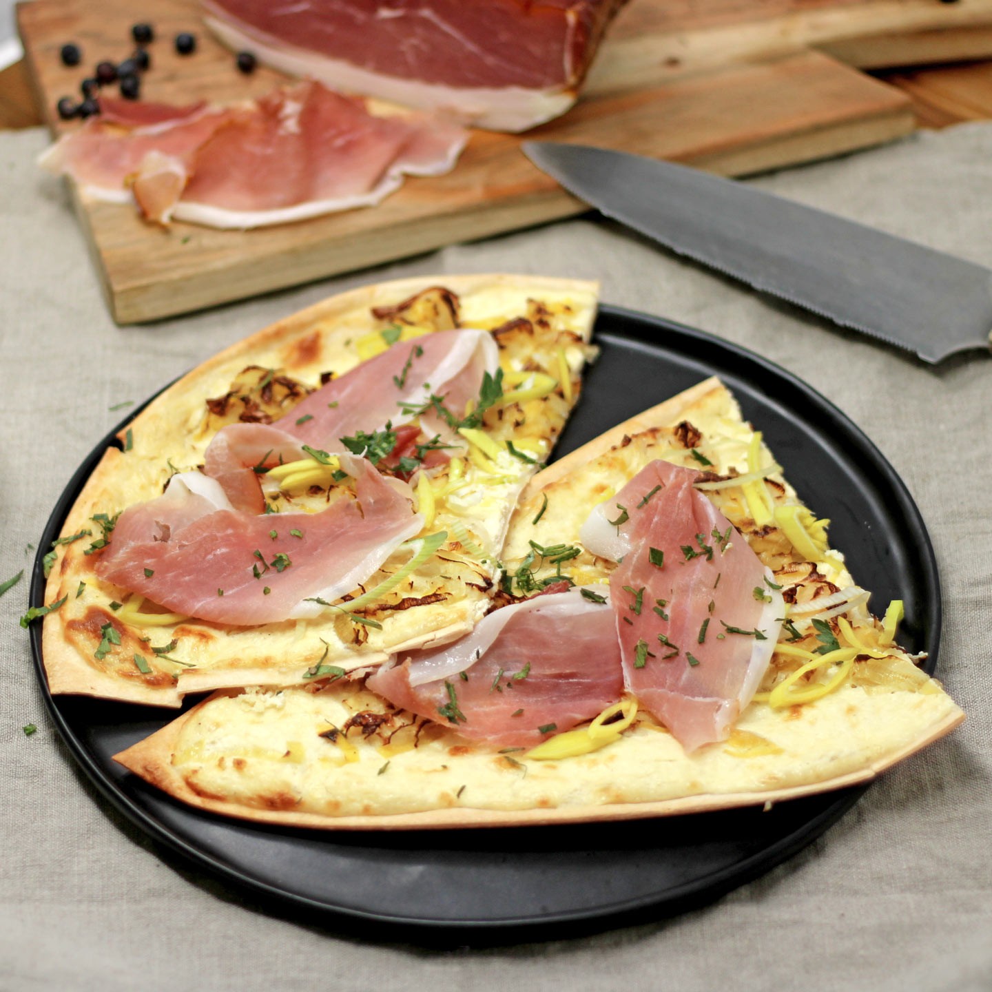 Klassischer Flammkuchen mit Lauch und Speck