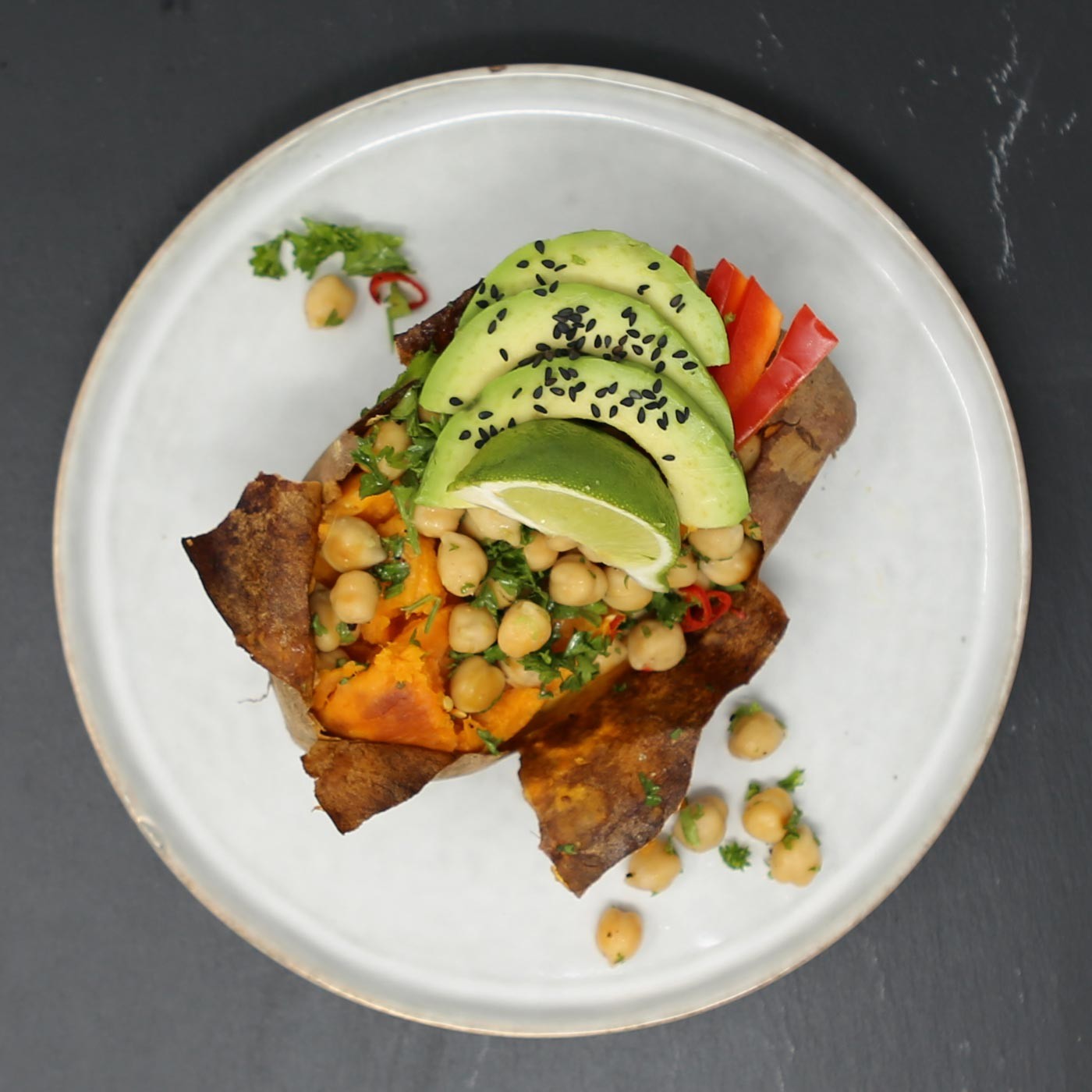 Gefüllte Süßkartoffel mit Chimichurri-Kichererbsen, Dip und Blattsalat