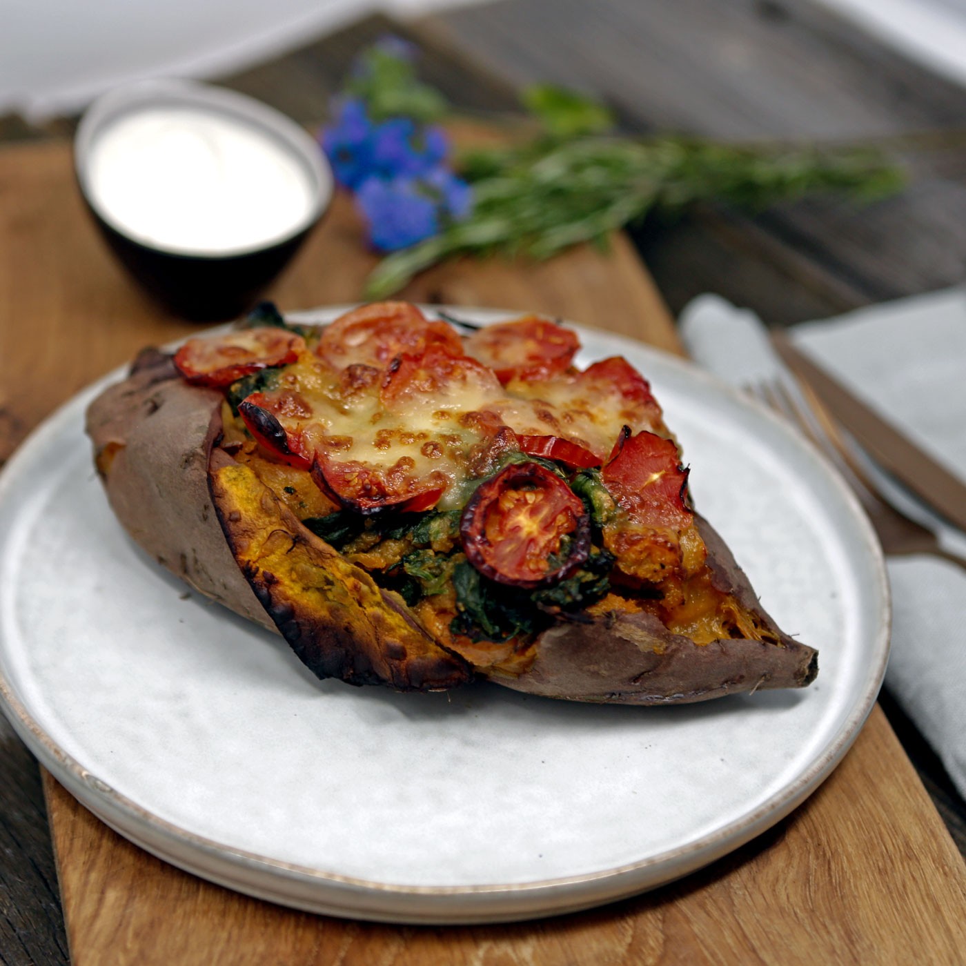 Gebackene Süßkartoffel gefüllt mit Spinat, Tomaten und Mozzarella, dazu ...