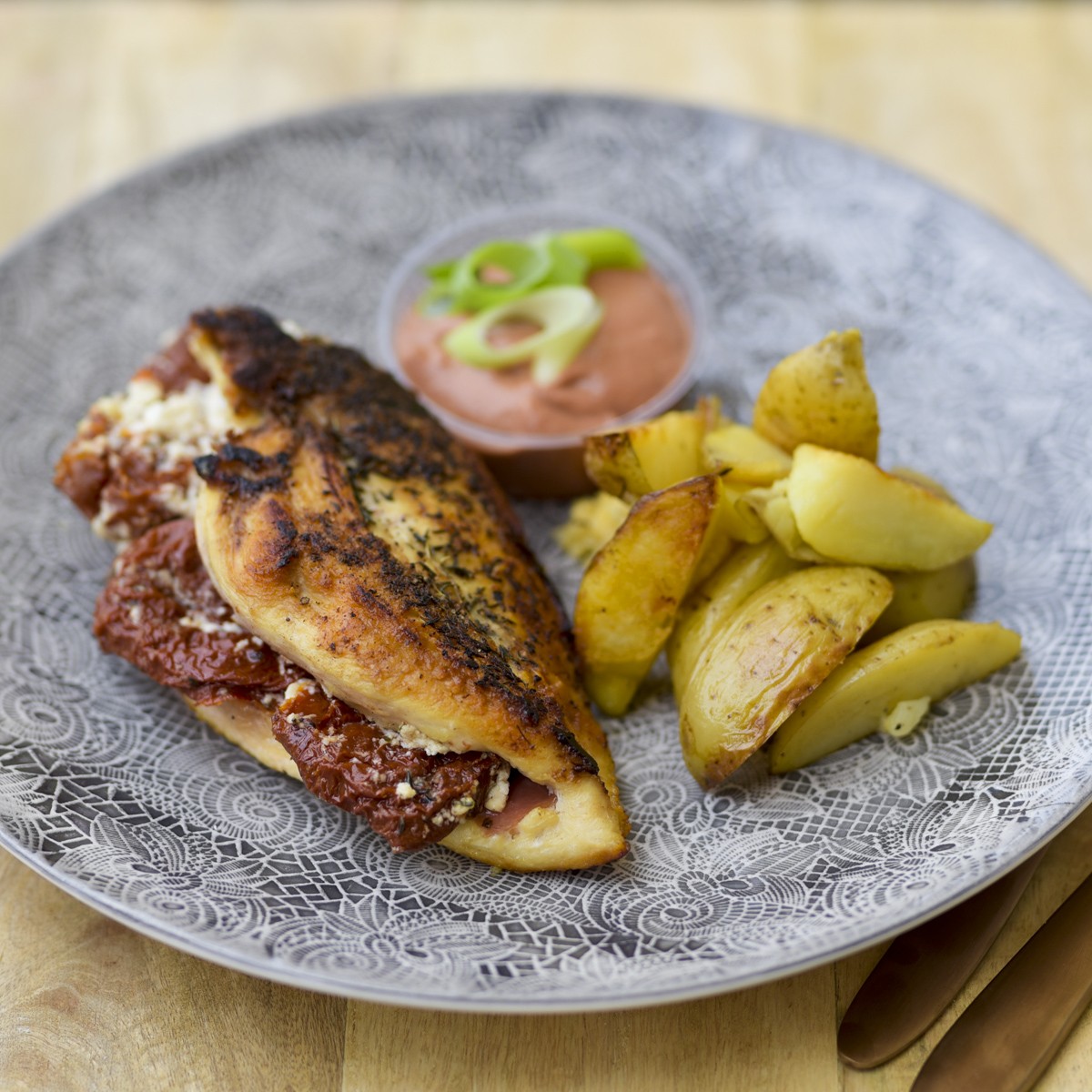 Hühnerfilet gefüllt mit Prosciutto und getrockneten Tomaten, dazu ...