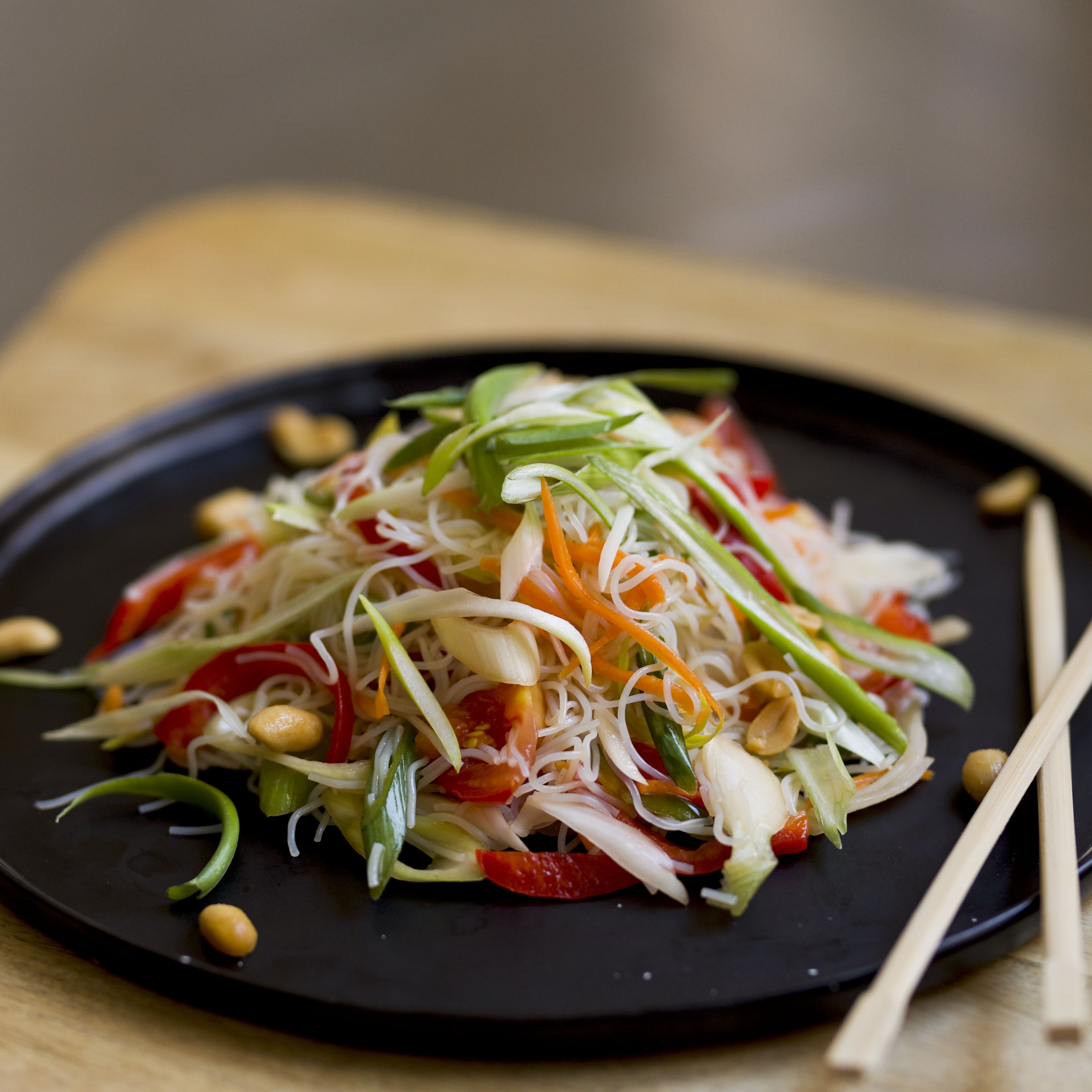 Thailändischer Glasnudelsalat mit knackigem Gemüse und Erdnüsse