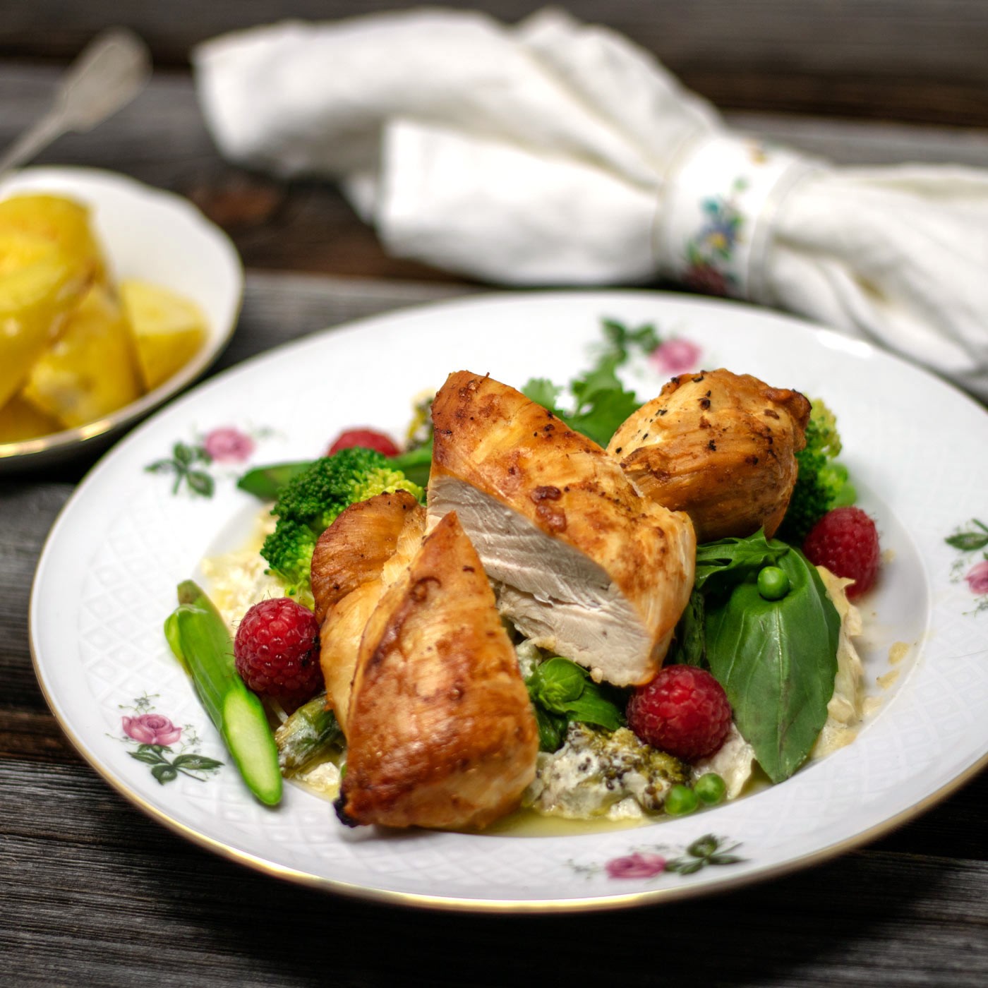 Hühnerfilet mit Brokkoli-Spargelgemüse, Zitronensauce und Mini-Kartofferl