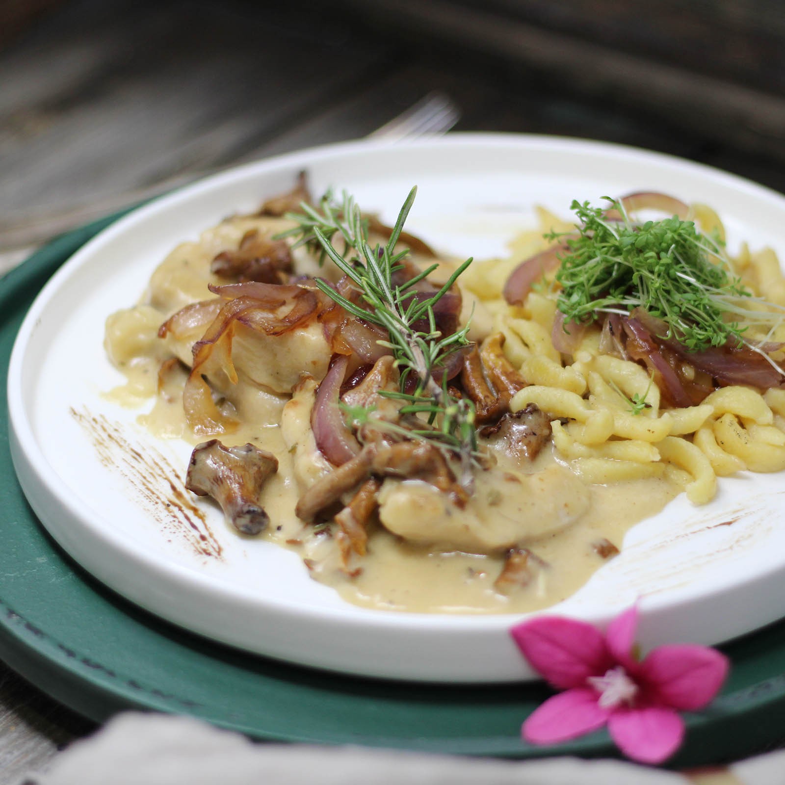 Hühner-Geschnetzeltes mit Eierschwammerl und Spätzle