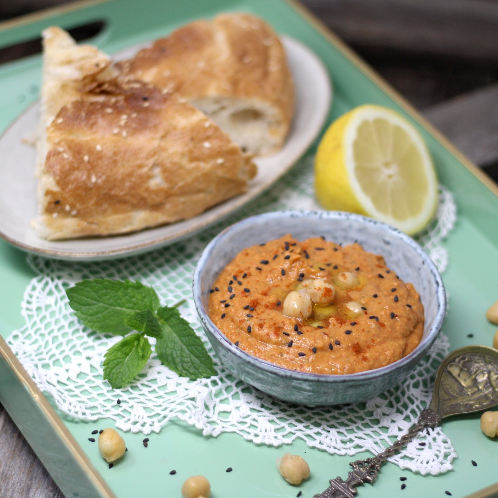 Paprika-Hummus mit Fladenbrot