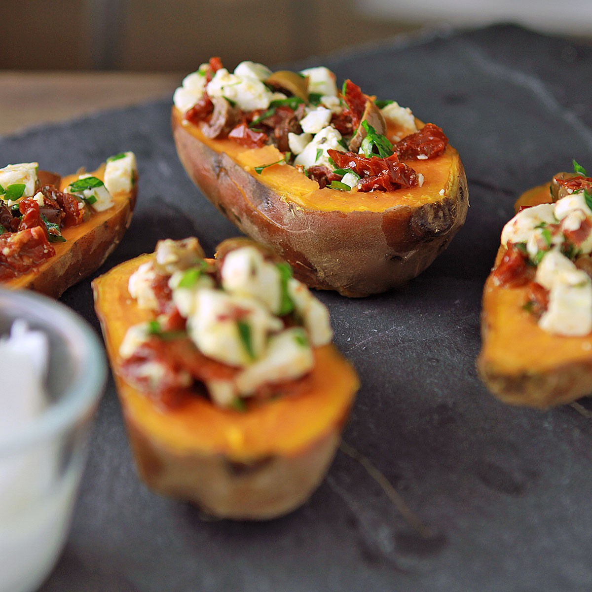 Gefüllte Süßkartoffeln mit Oliven, getrockneten Tomaten und Feta dazu ...