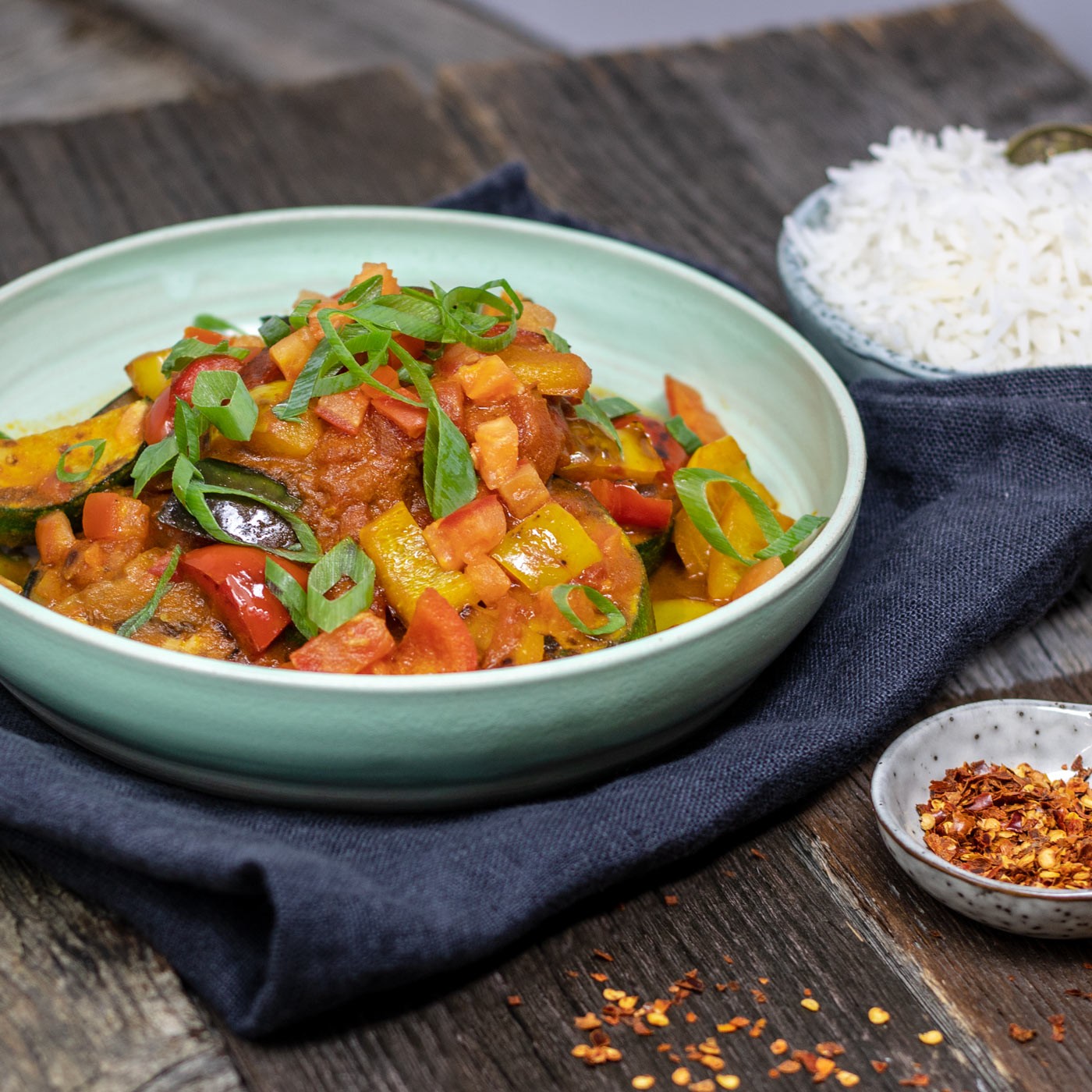 Indische Gemüsepfanne mit Tomaten-Curry Sauce und Basmatireis